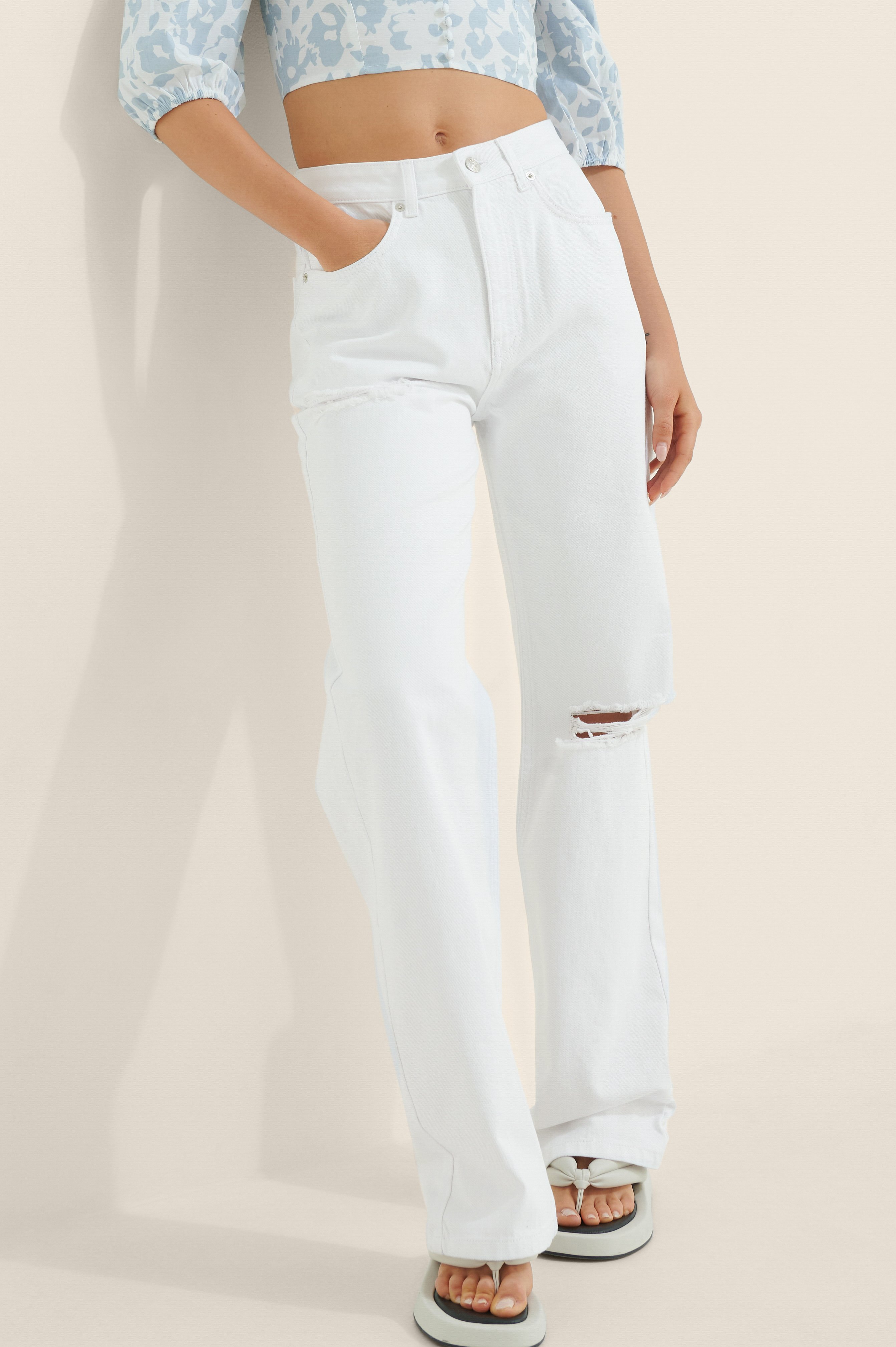 White Organische zerrissene Jeans mit hoher Taille