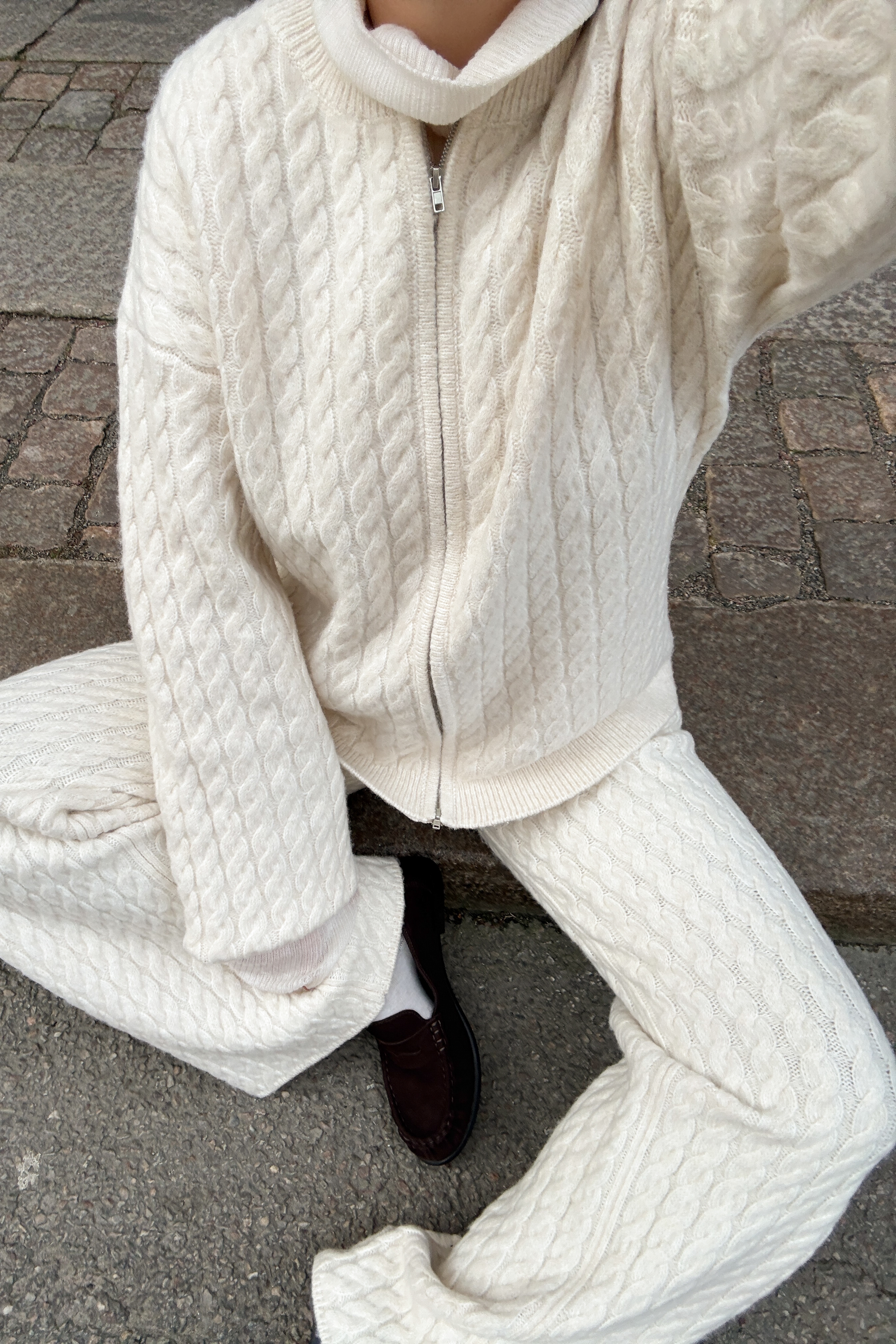 Cable knit trousers beige — byxor med fickor från NA-KD