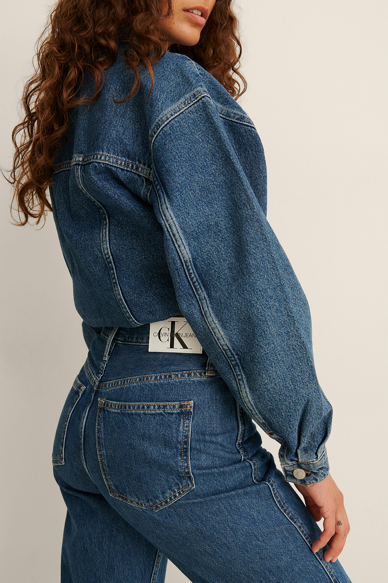 NA-KD Denim Trend Gerade geschnittene Hüftjeans mit Seitenschlitz in Blau Damen Bekleidung Jeans Jeans mit gerader Passform 