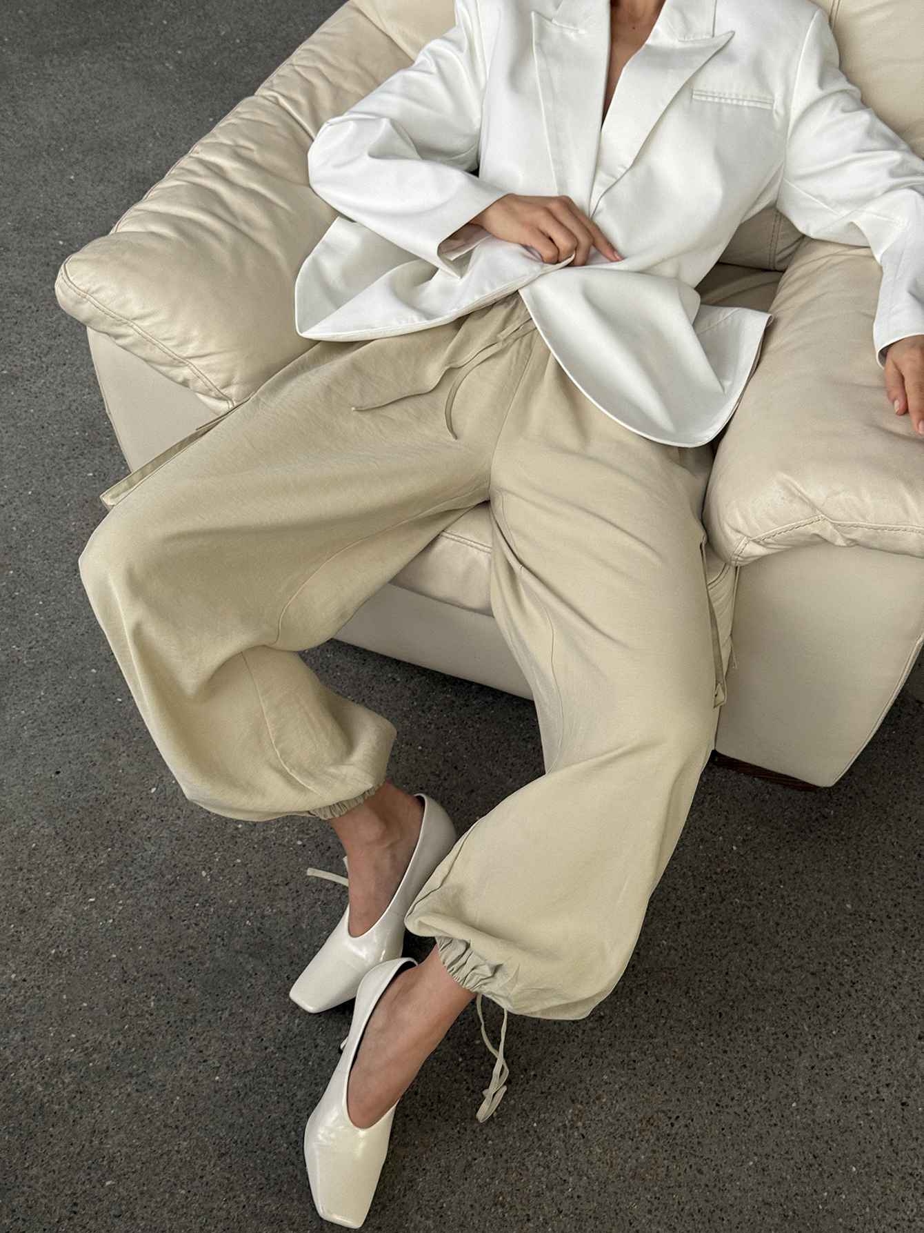 Ballongcargobyxor beige — byxor med fickor från NA-KD