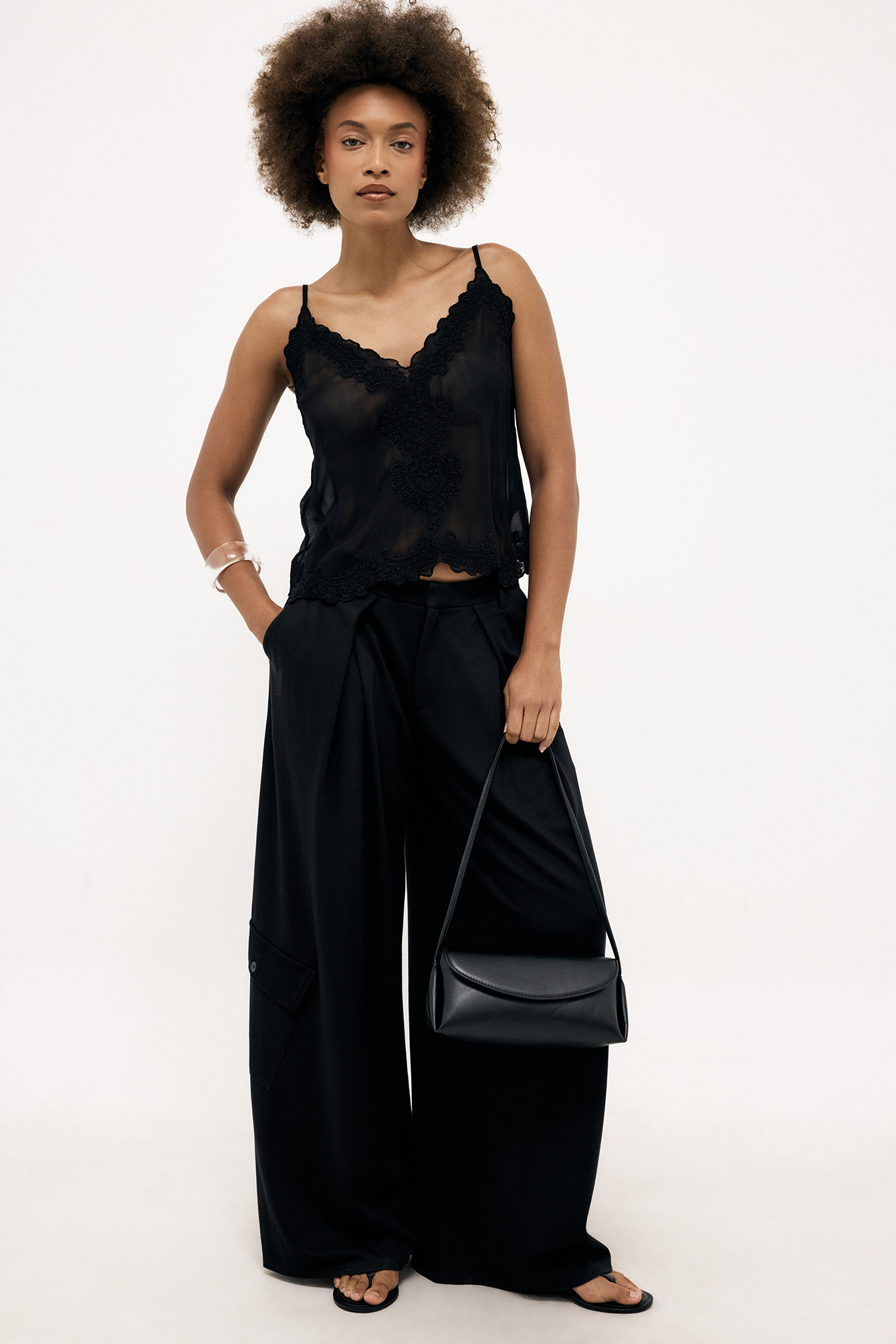 Cargo trousers black — byxor med fickor från NA-KD