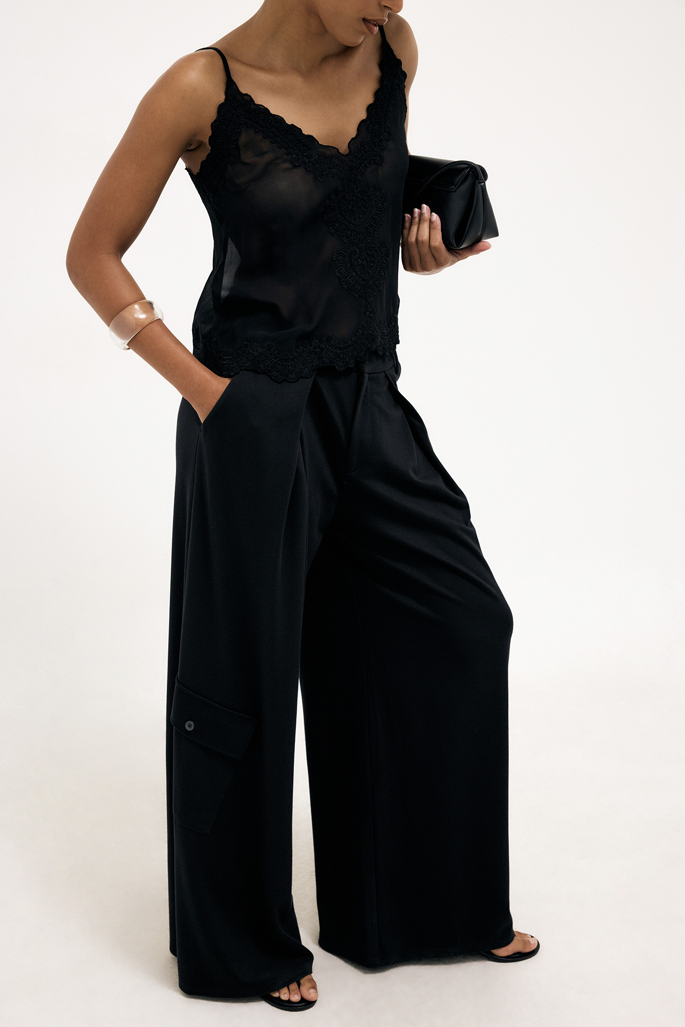 Cargo trousers black — byxor med fickor från NA-KD