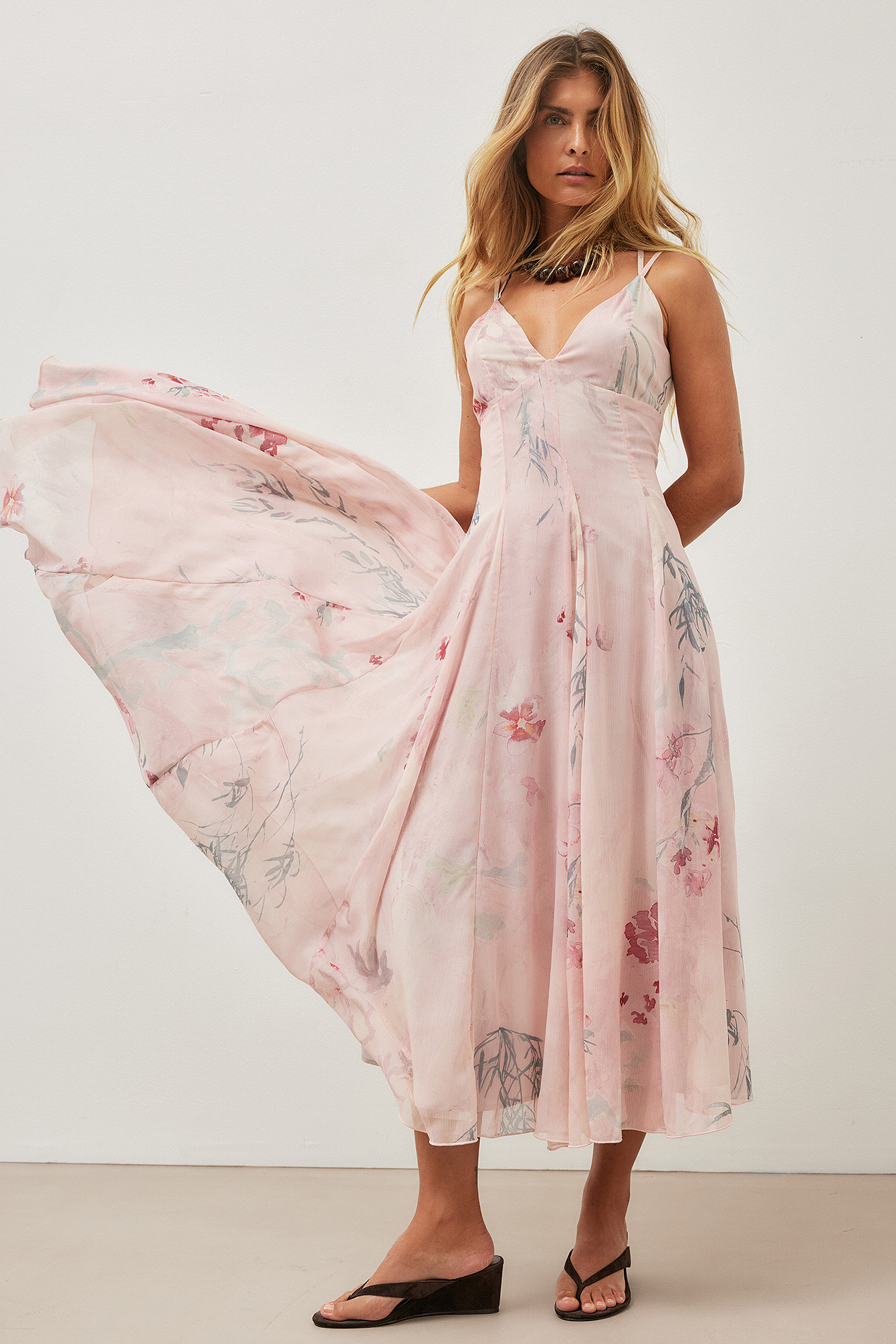 Midi-jurk van chiffon met bandjes - Chiffon Jurken - Roze/Bloem - EU 32 - NA-KD / NAKD