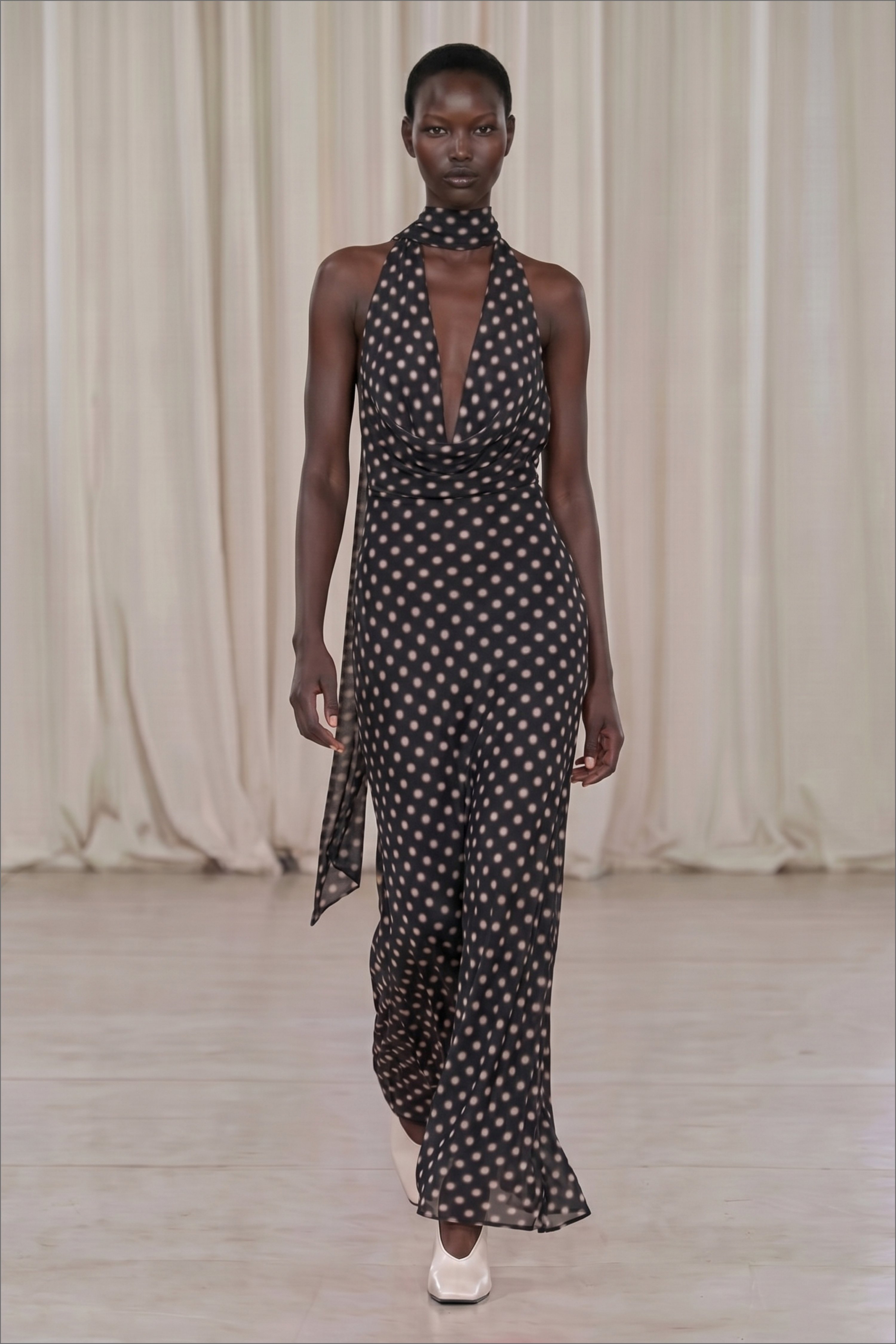 Vestido maxi de gasa con escote en cascada y pañuelo - Vestidos de lunares - Brown/Dotted - EU 32 - NA-KD / NAKD