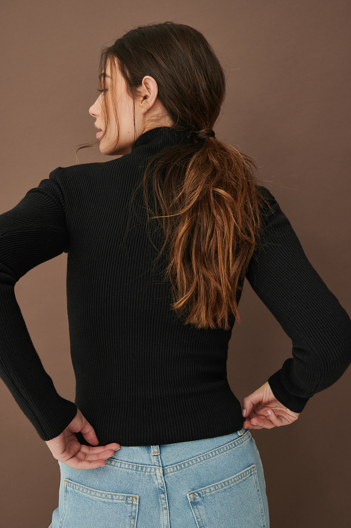 Maglione A Coste Con Spalline Imbottite Nero | na-kd.com
