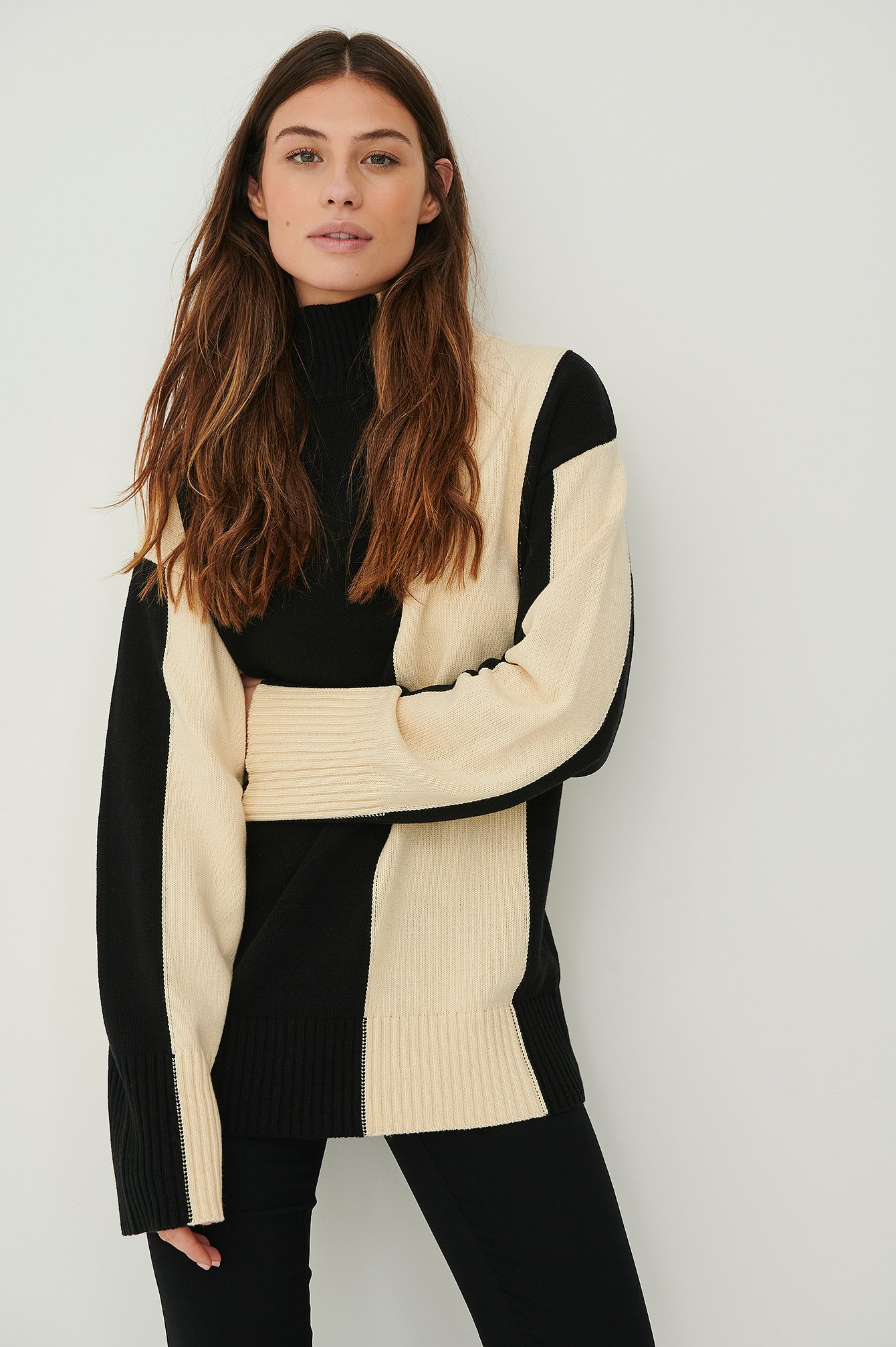 Black/Creme Organische tweekleurige sweater met hoge halslijn