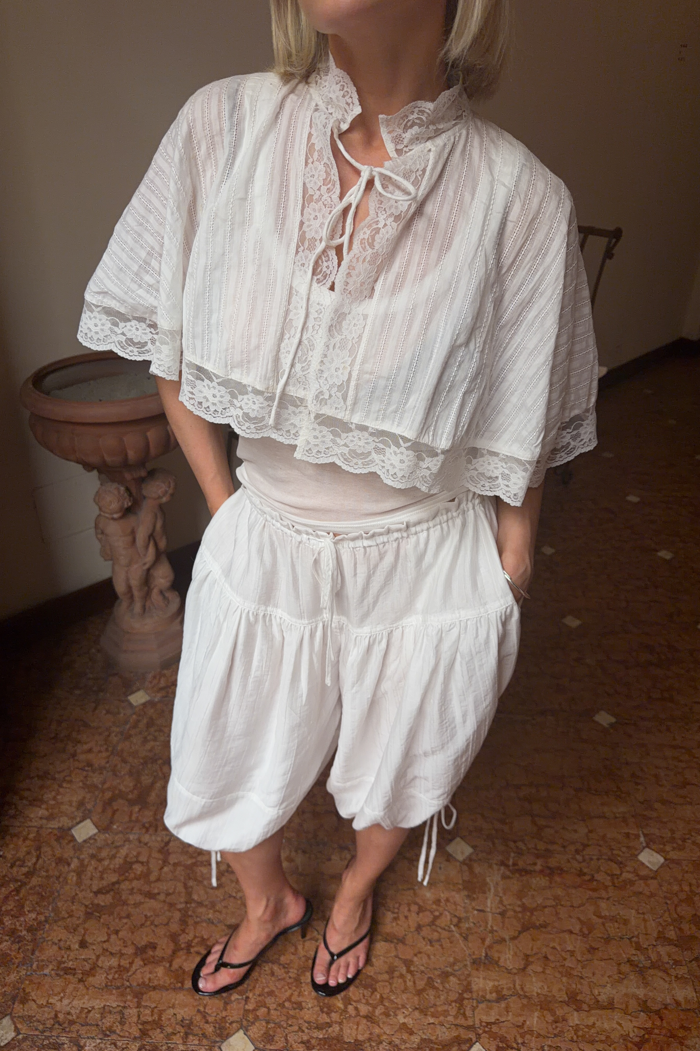 Collette shorts white — shorts med fickor från NA-KD