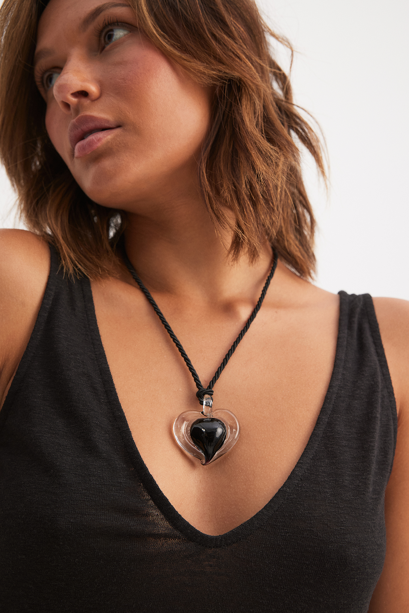 Colored Glass Heart Necklace Black | NA-KD