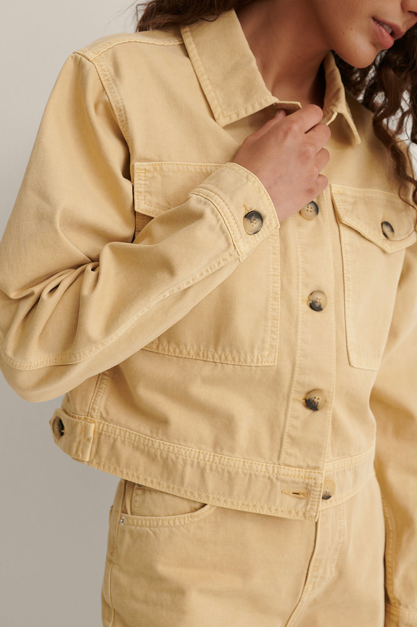 Dusty Yellow Ekologiczna kurtka dżinsowa z kieszeniami na piersi