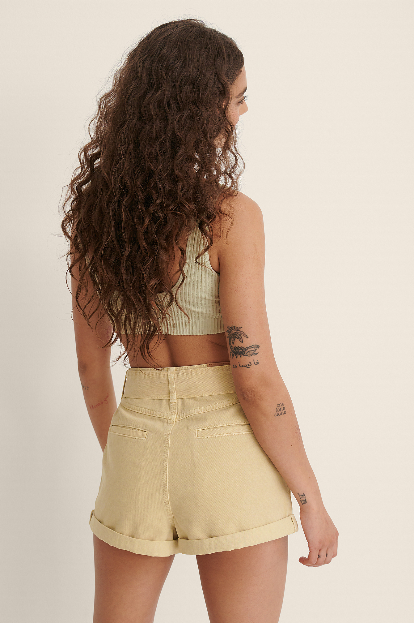 Pantaloncini in denim colorato con borchie biologico Beige | na-kd.com