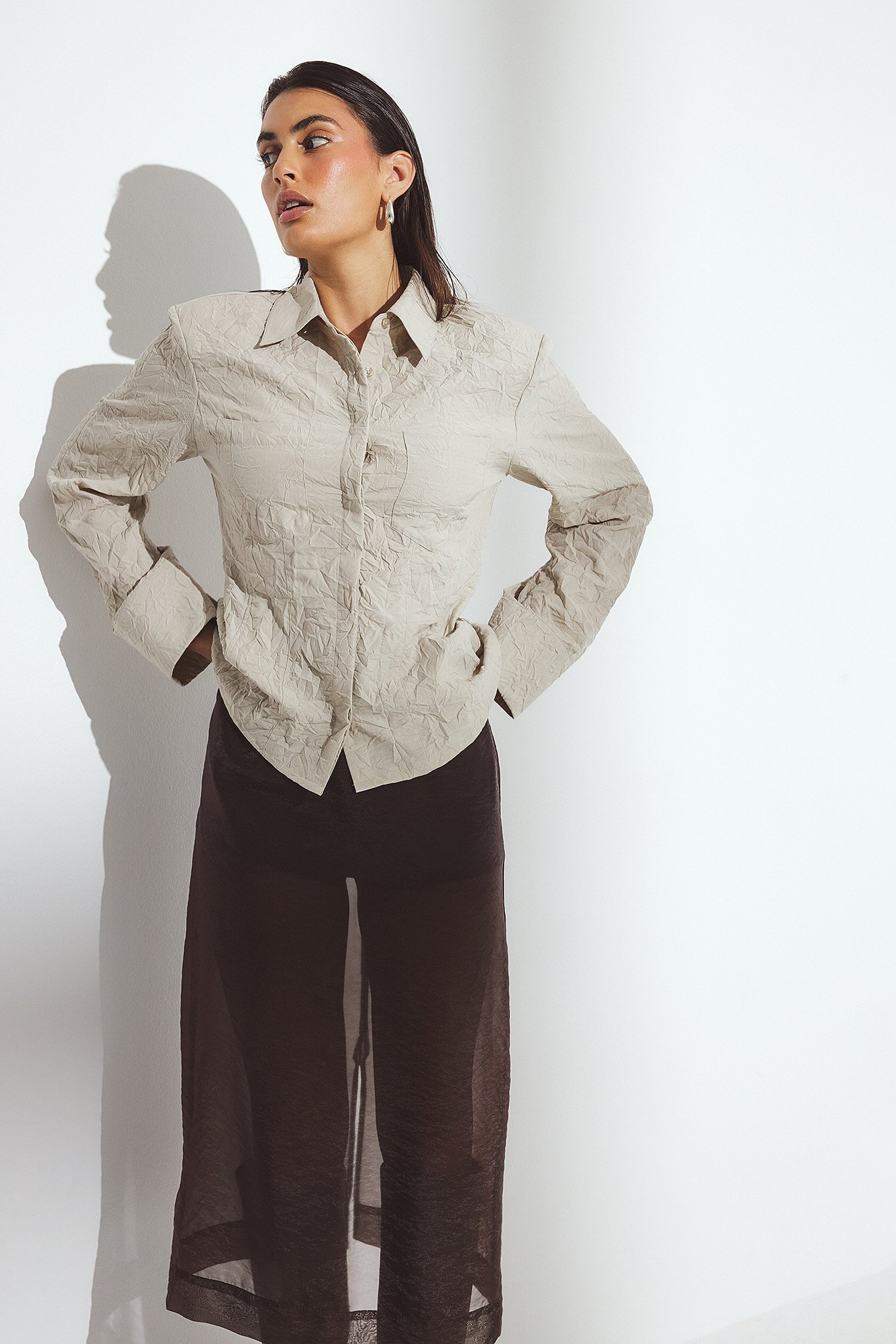 Janka Polliani x NA-KD Figursydd skjorta med crepade veck - Skjortor - Beige - EU 44 - NA-KD / NAKD