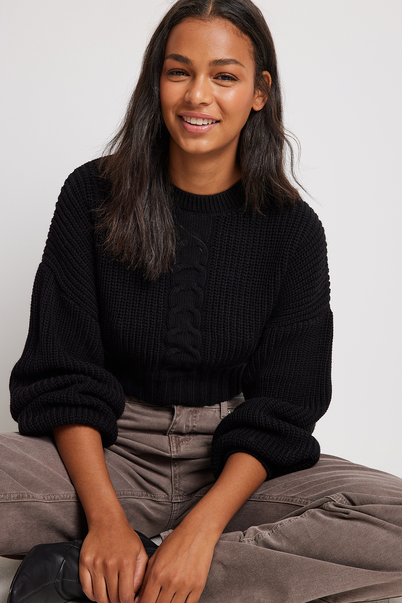Cropped Cable Knit Sweater Black | na 
