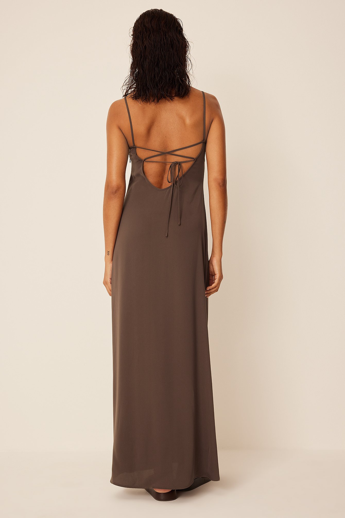 Brown Sukienka maxi ze skrzyżowanym wiązaniem z tyłu