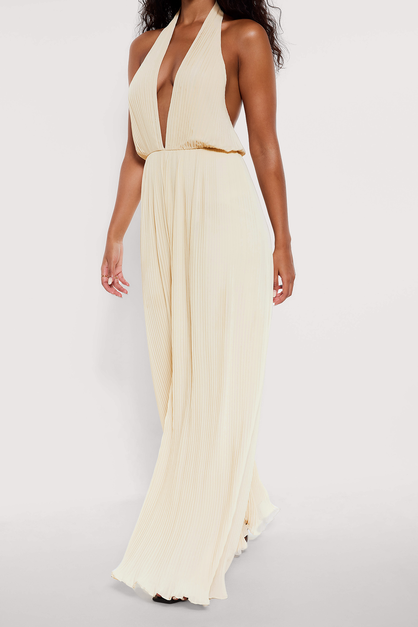 Plisserad jumpsuit med djup vringning Beige NAKD