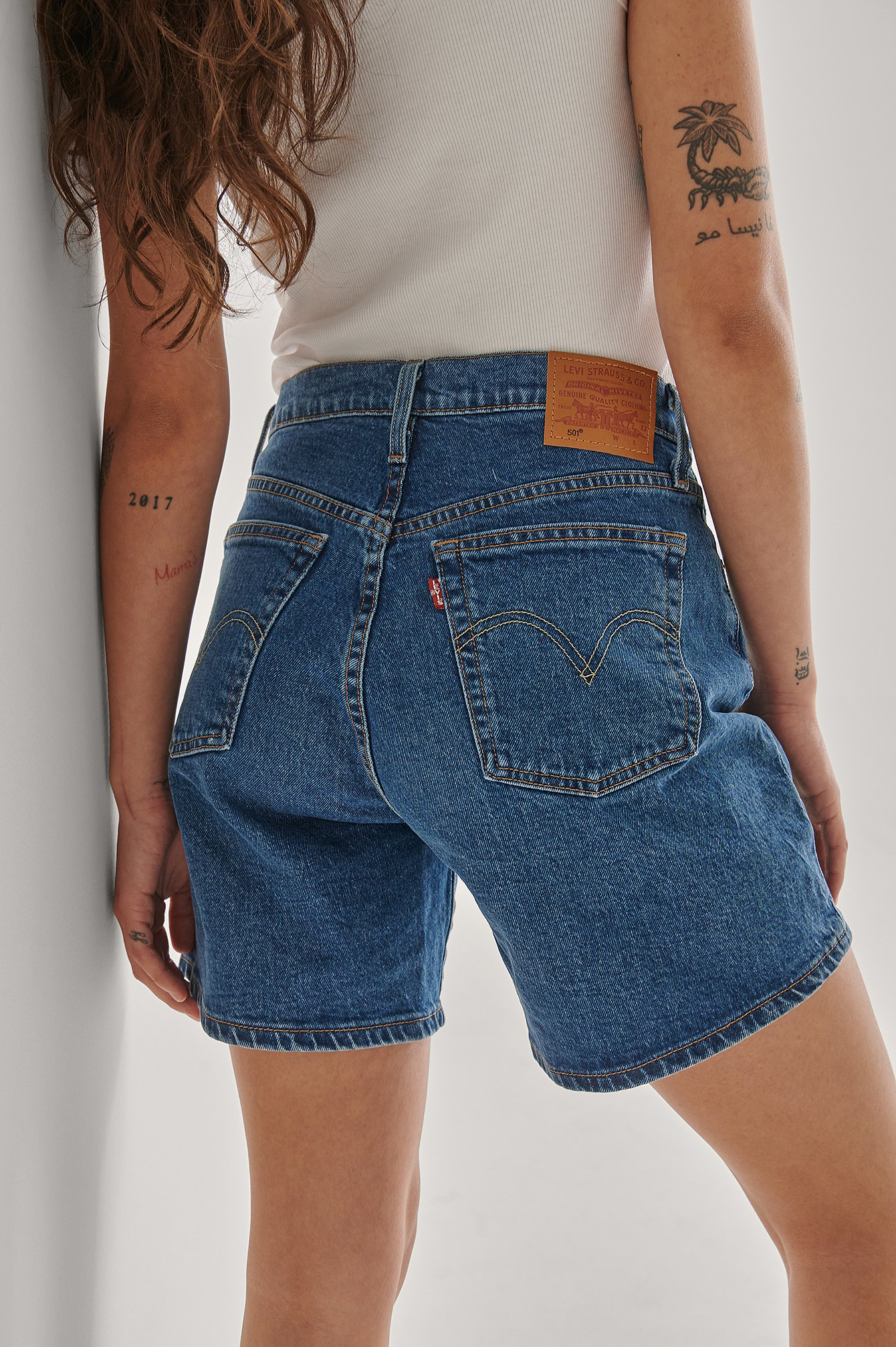 NA-KD Denim Lisa & Lena for Jeans-Shorts grober Saum in Natur Damen Bekleidung Kurze Hosen Jeans-Shorts und Denim-Shorts 