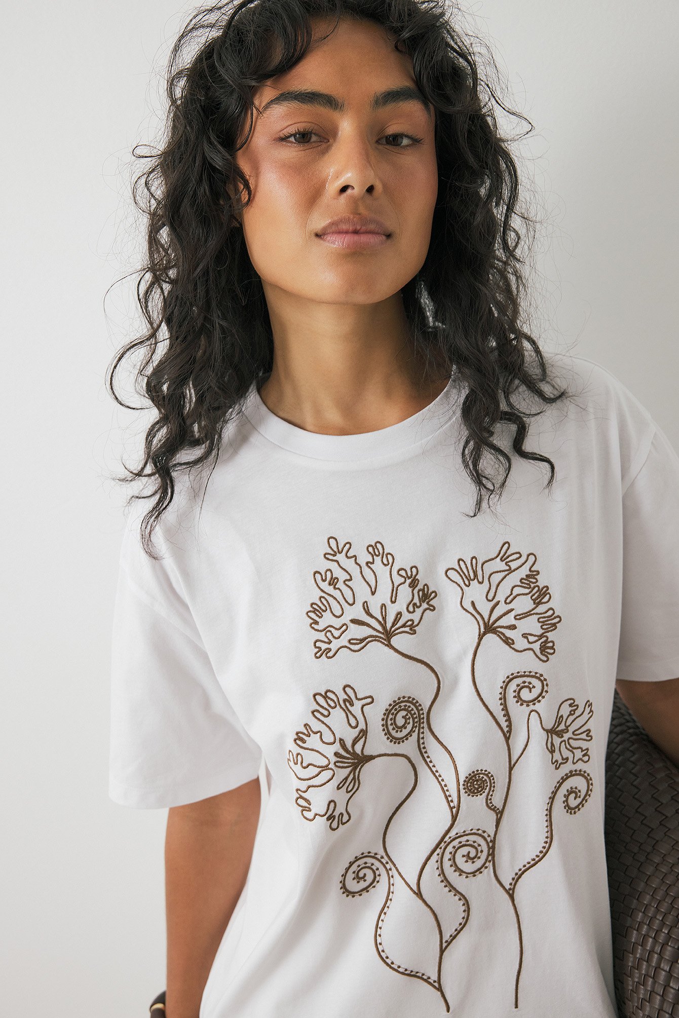 Camiseta oversize con cuello redondo y bordado Blanco NA-KD