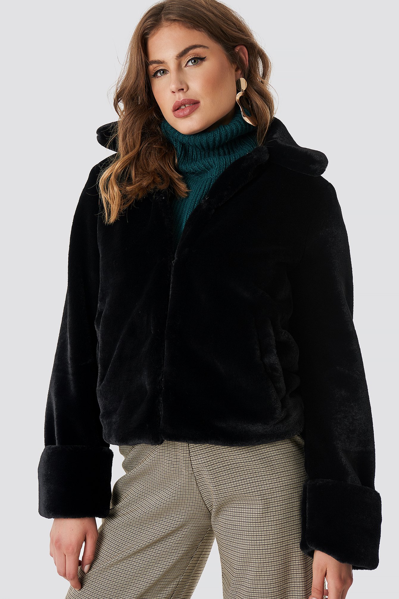 Damen Bekleidung Jacken Felljacken NA-KD Trend Short Faux Fur Jacket in Schwarz 