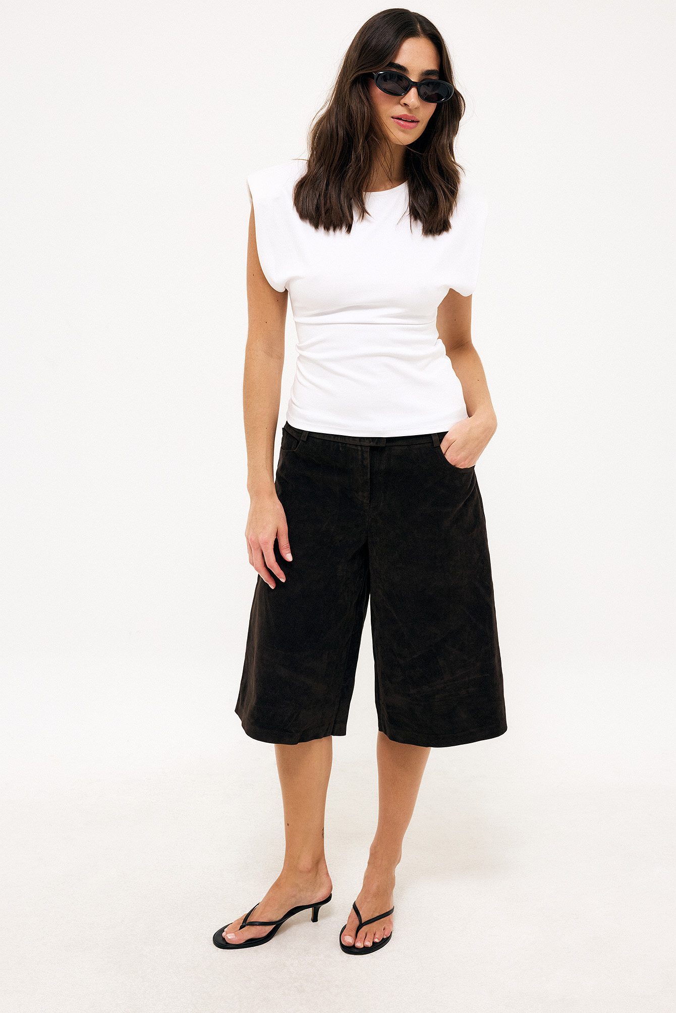 Faux suede long shorts dark brown — shorts med fickor från NA-KD