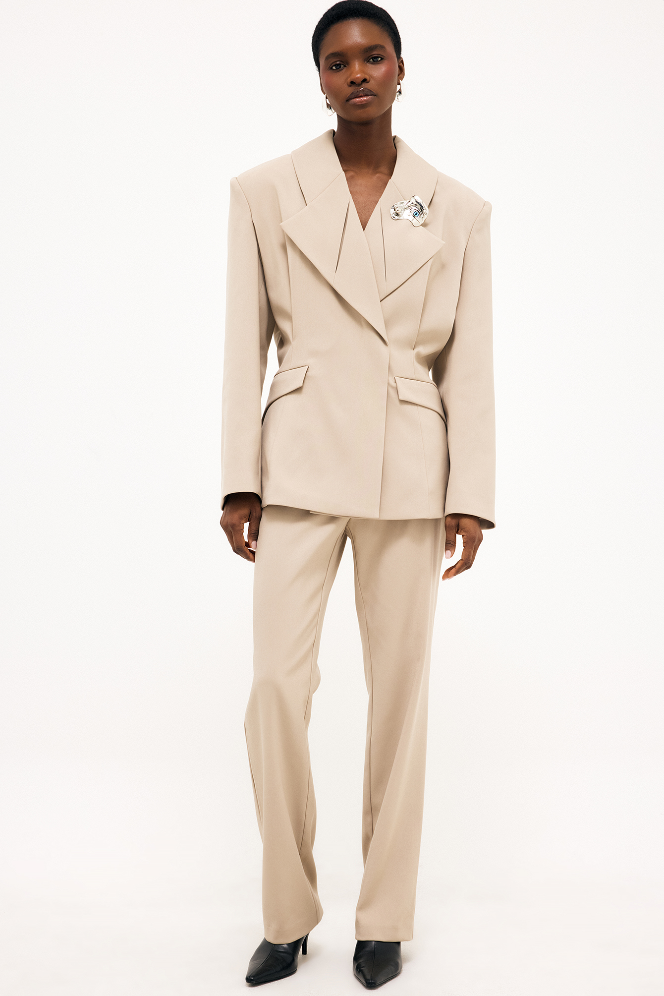 Fitted mid waist suit pants beige — byxor med fickor från NA-KD