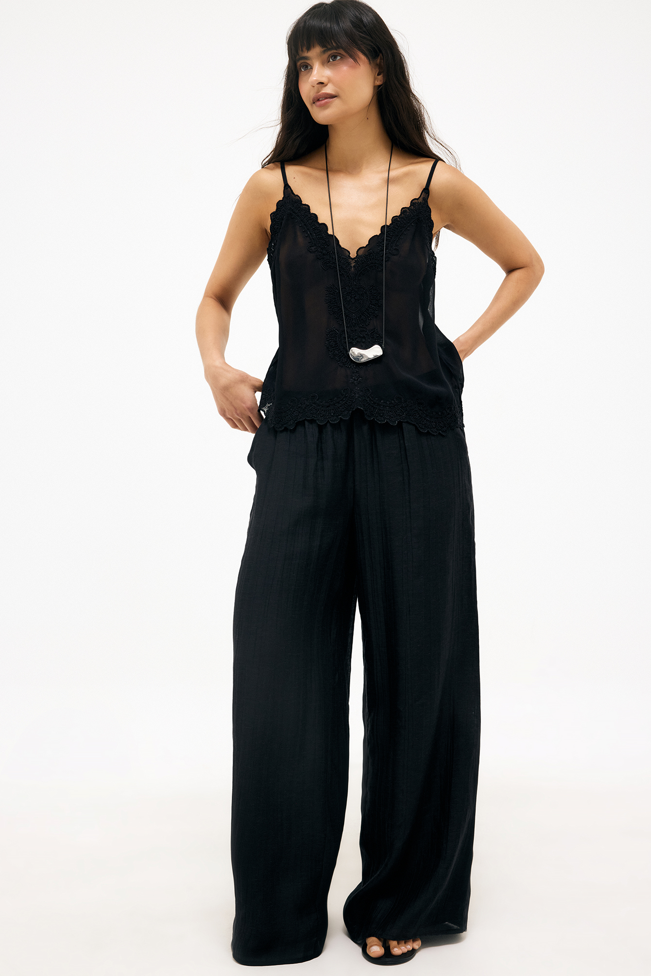 Fluid straight pants black — byxor med fickor från NA-KD