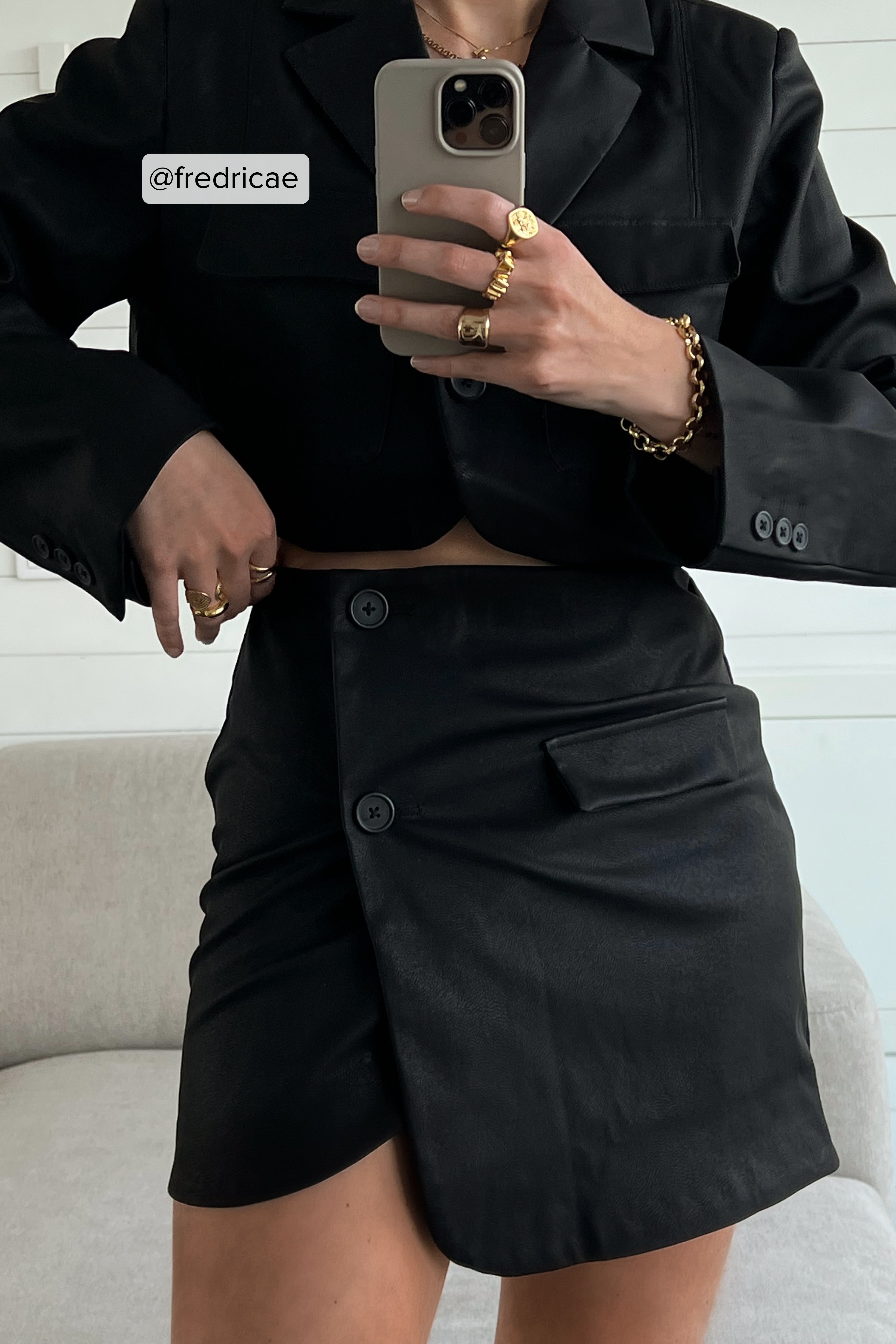 Black PU-kjol med överlapp och knappar