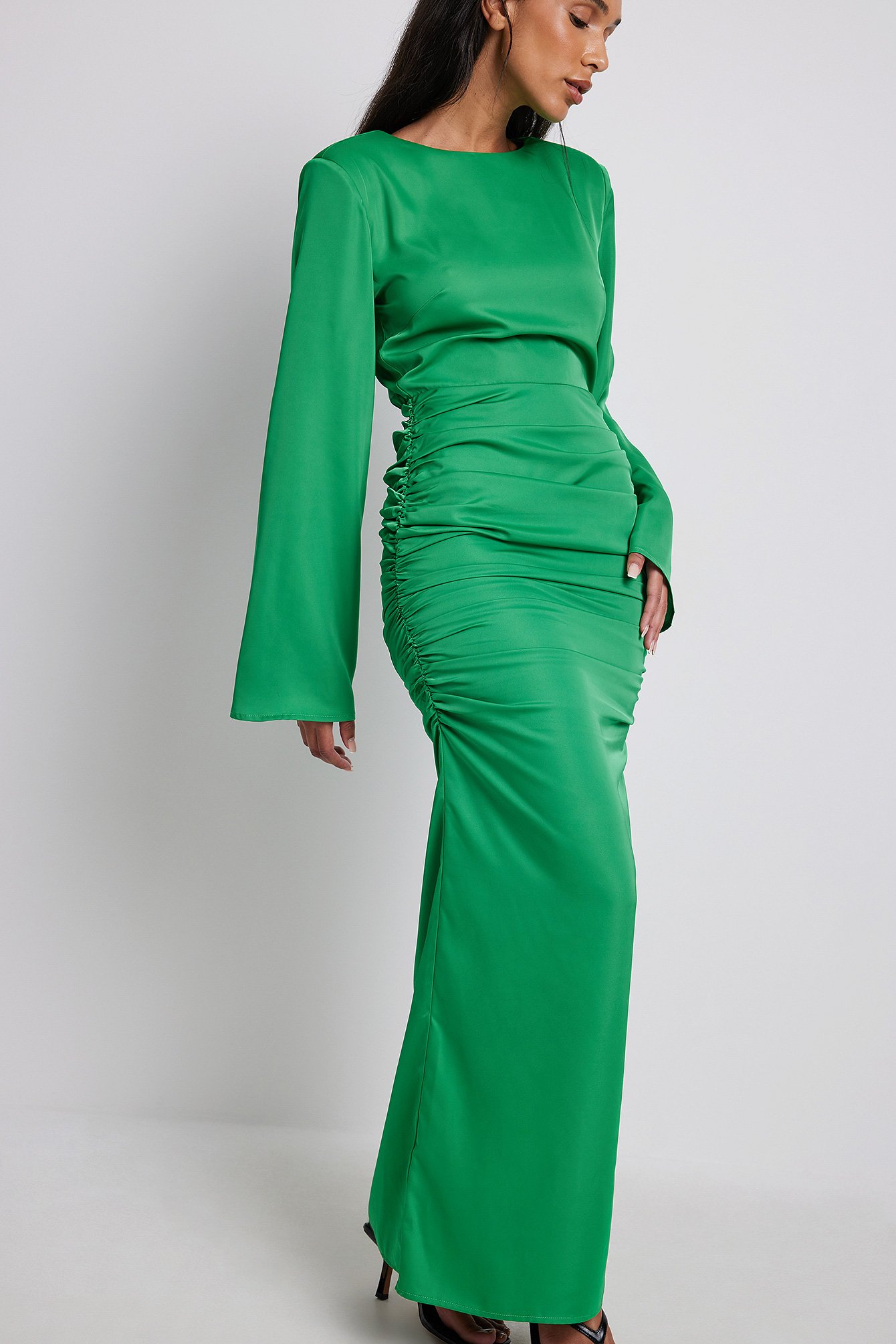 NA-KD Satin Trend Maxikleid mit gerafften Details in Grün Damen Bekleidung Kleider Freizeitkleider und lange Kleider 