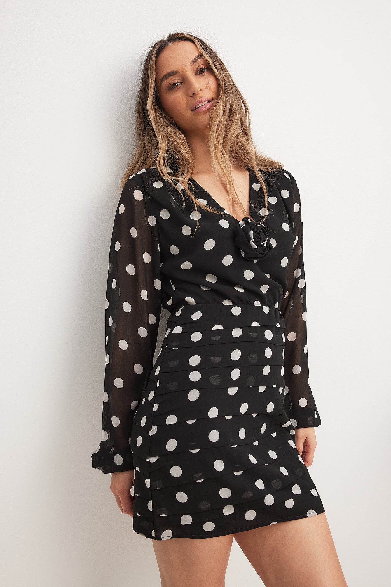 Tin Vcb X NA-KD Gathered V-Neck Mini Dress - Polka Dot Dresses - Dotted - EU 38 - NA-KD / NAKD