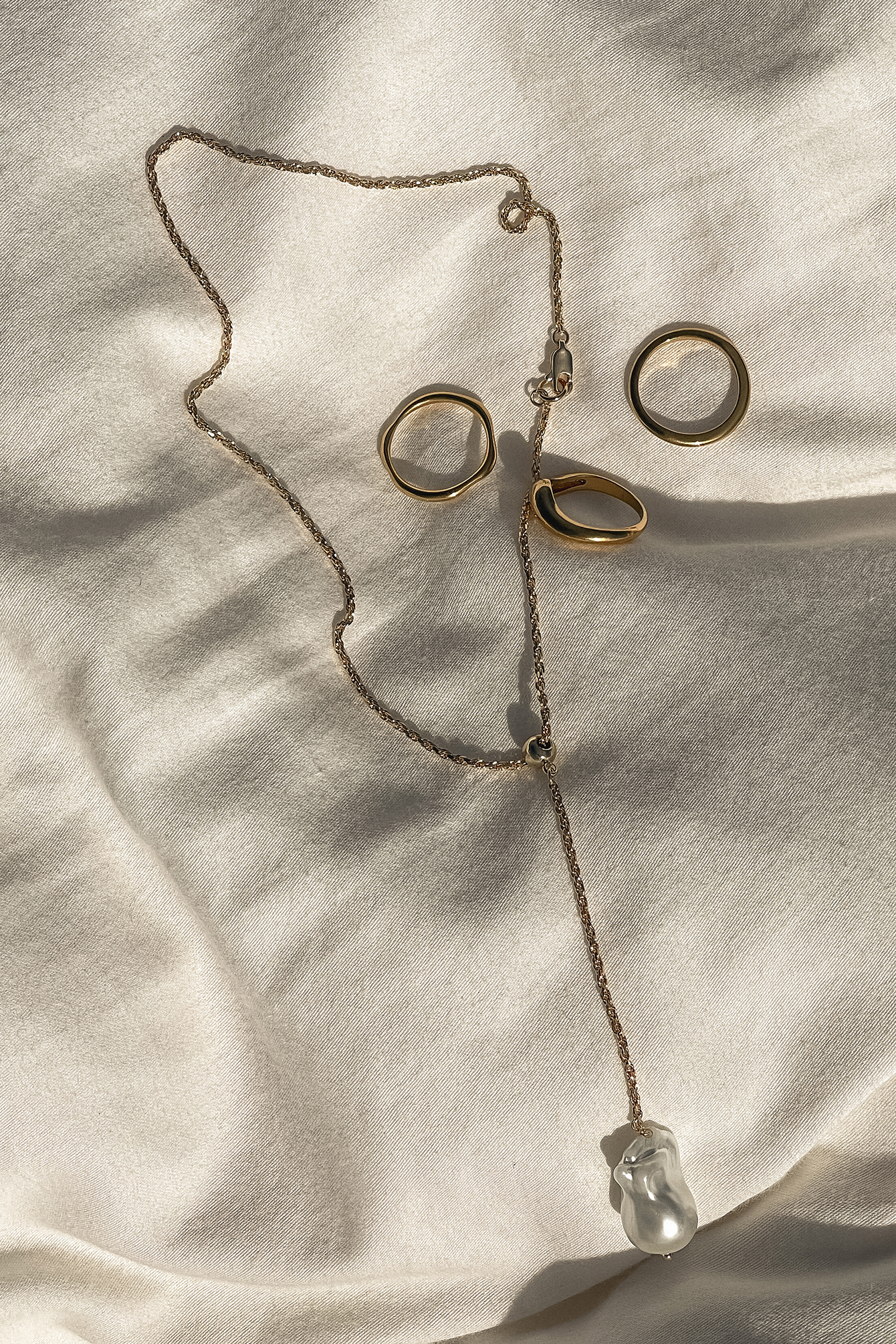 Hanging Pearl Necklace Gold NAKD