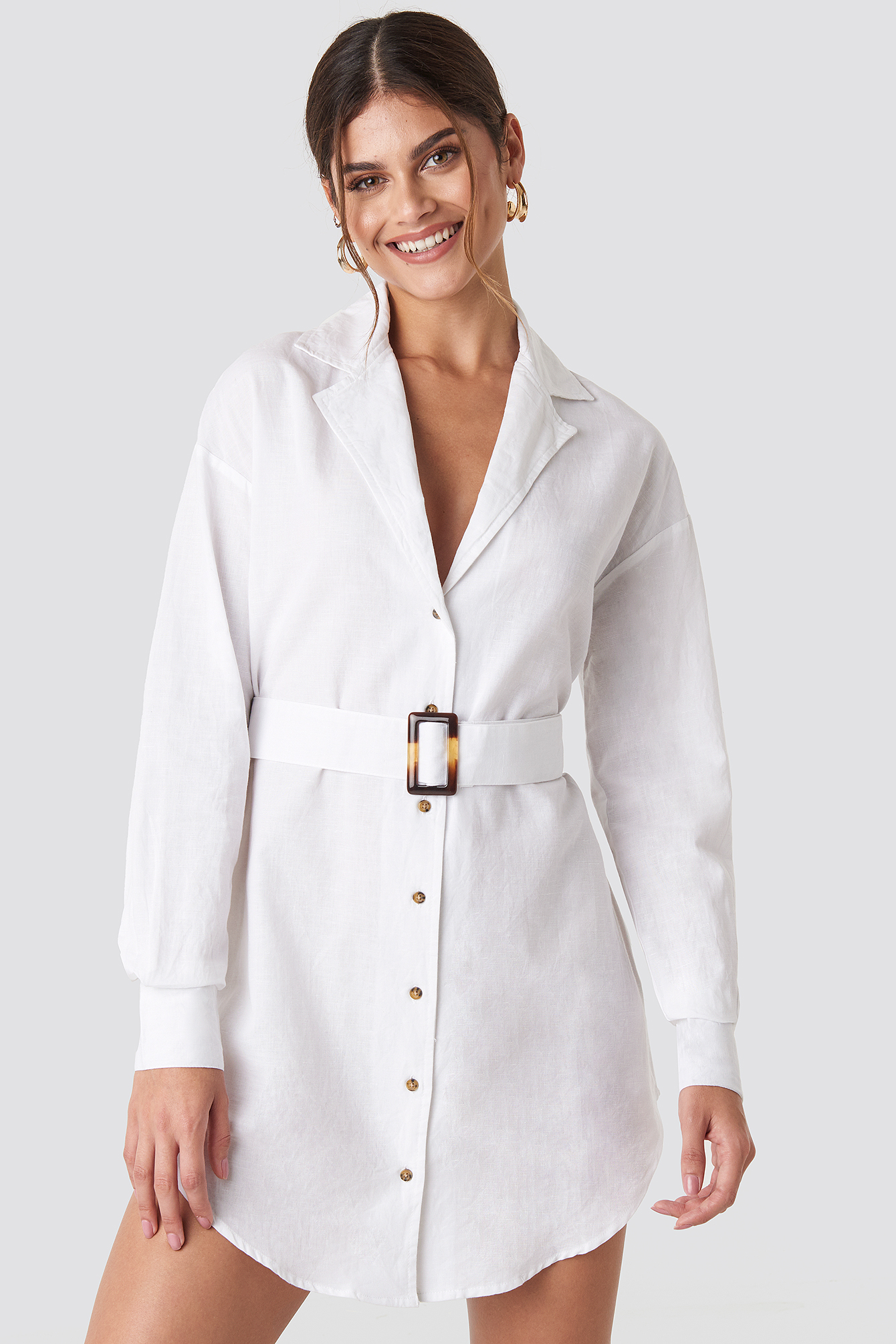 Sparen Sie 24% NA-KD Hannalicious x Belted Oversized Linen Look Shirt Dress in Weiß Damen Bekleidung Jacken Felljacken 