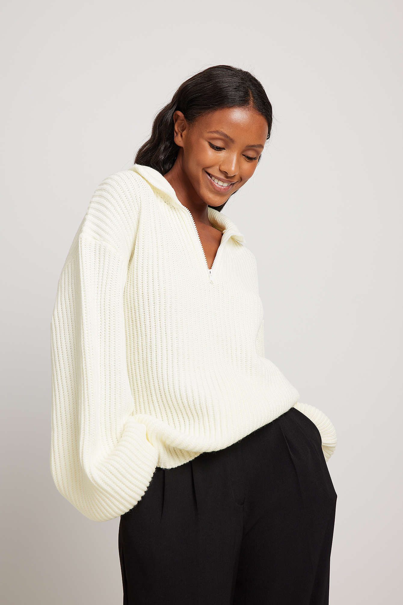 Højhalset strikket sweater med Råhvid | NA-KD