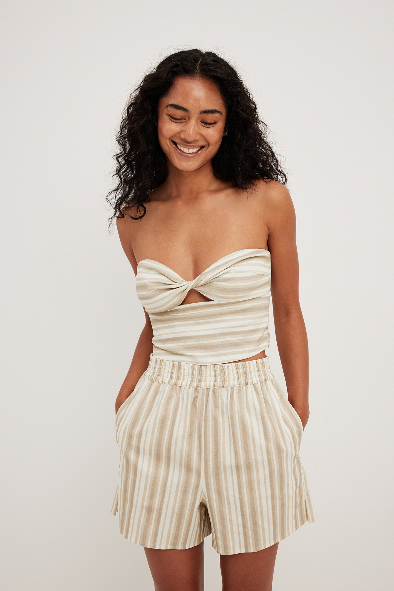 High waist striped shorts beige stripe — shorts med fickor från NA-KD