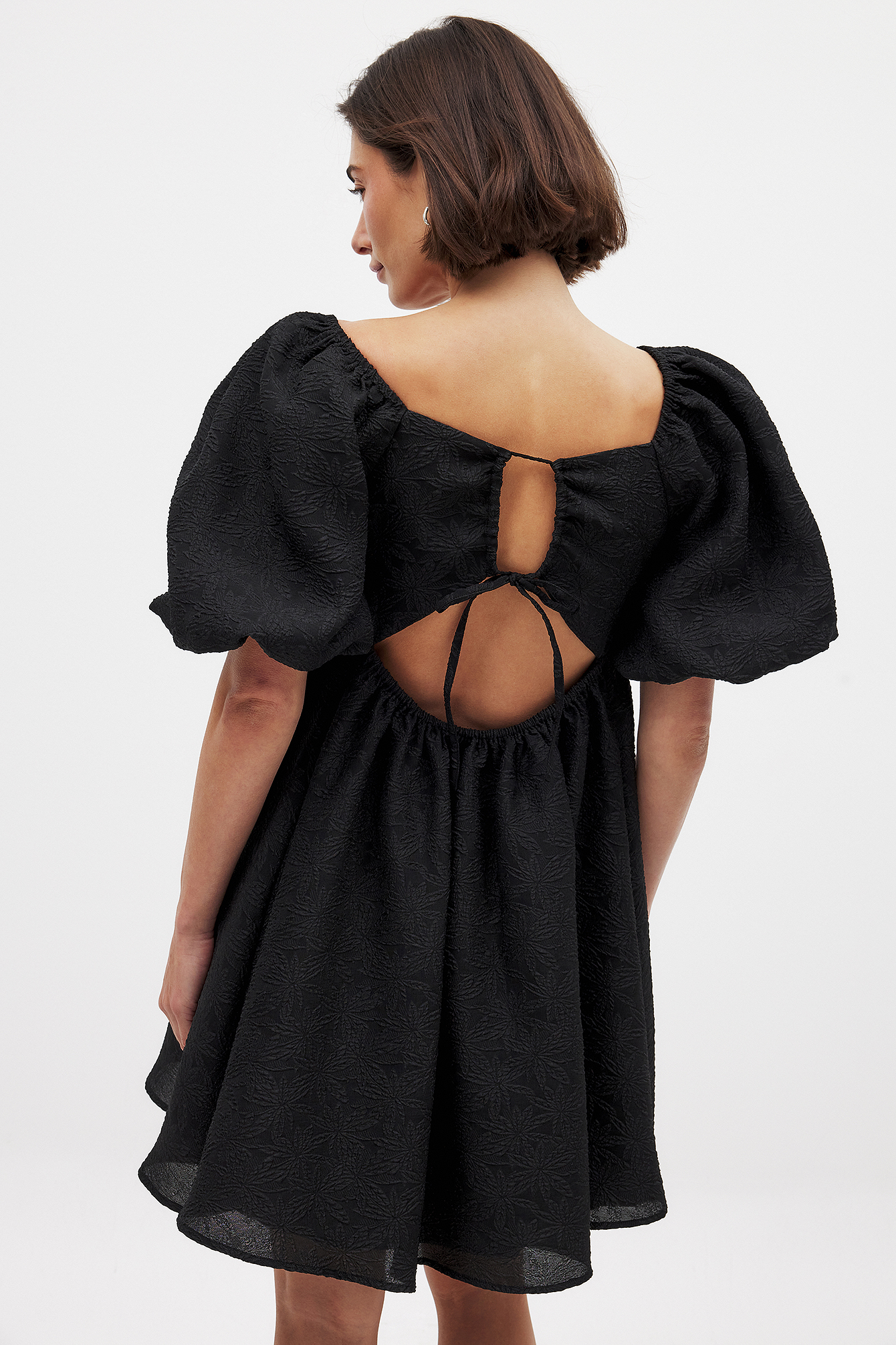 DESIGN - Robe Courte à Volants étagés Et Manches Bouffantes Avec Rayures Effet Devore Et Motif Fleuri Noir DESIGN - Robe Courte à Volants étagés Et Manches Bouffantes Avec Rayures Effet Devore Et Motif Fleuri Noir