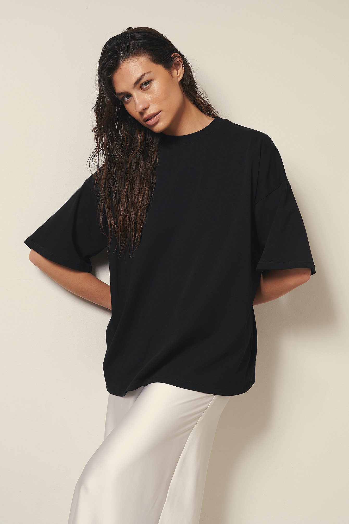 Josefine HJ x NA-KD Økologisk kraftig rummelig T-shirt af bomuld - Black