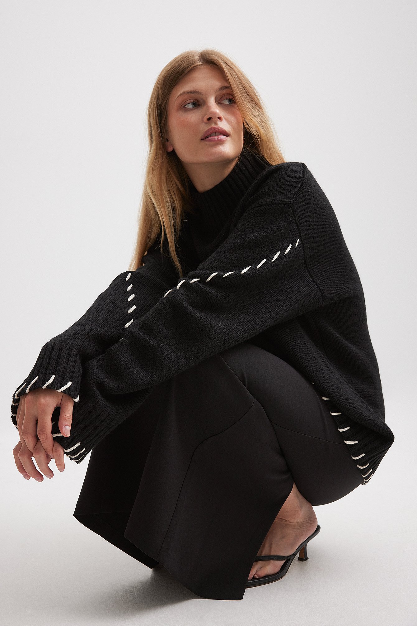 トップス SUPER HIGH TWIST DS KNIT - Black Knitted Contrast Seam Sweater Black | NA-KD