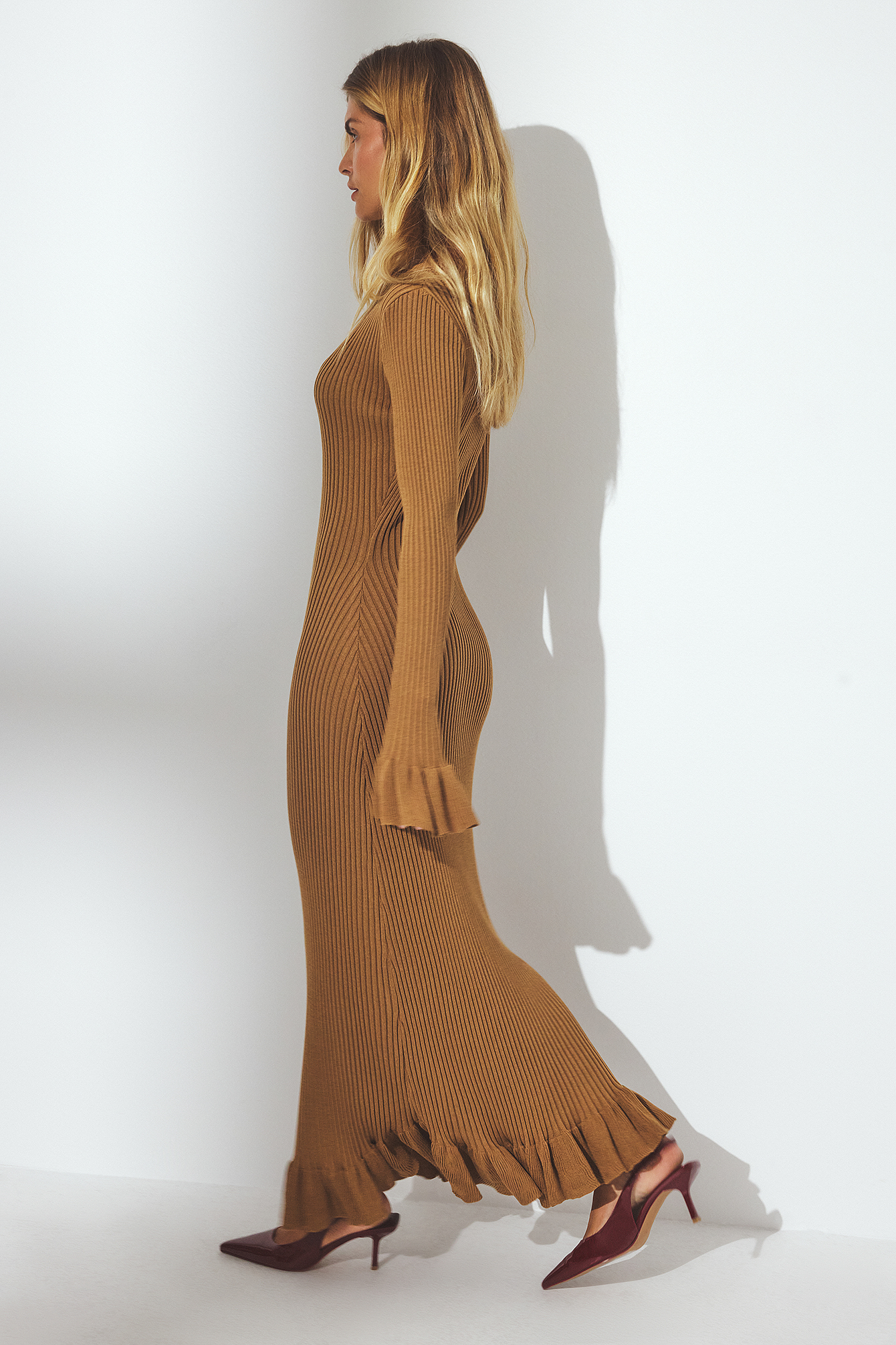 Gebreide midi-jurk met volant en keyhole - Herfstjurken - Beige - S - NA-KD / NAKD