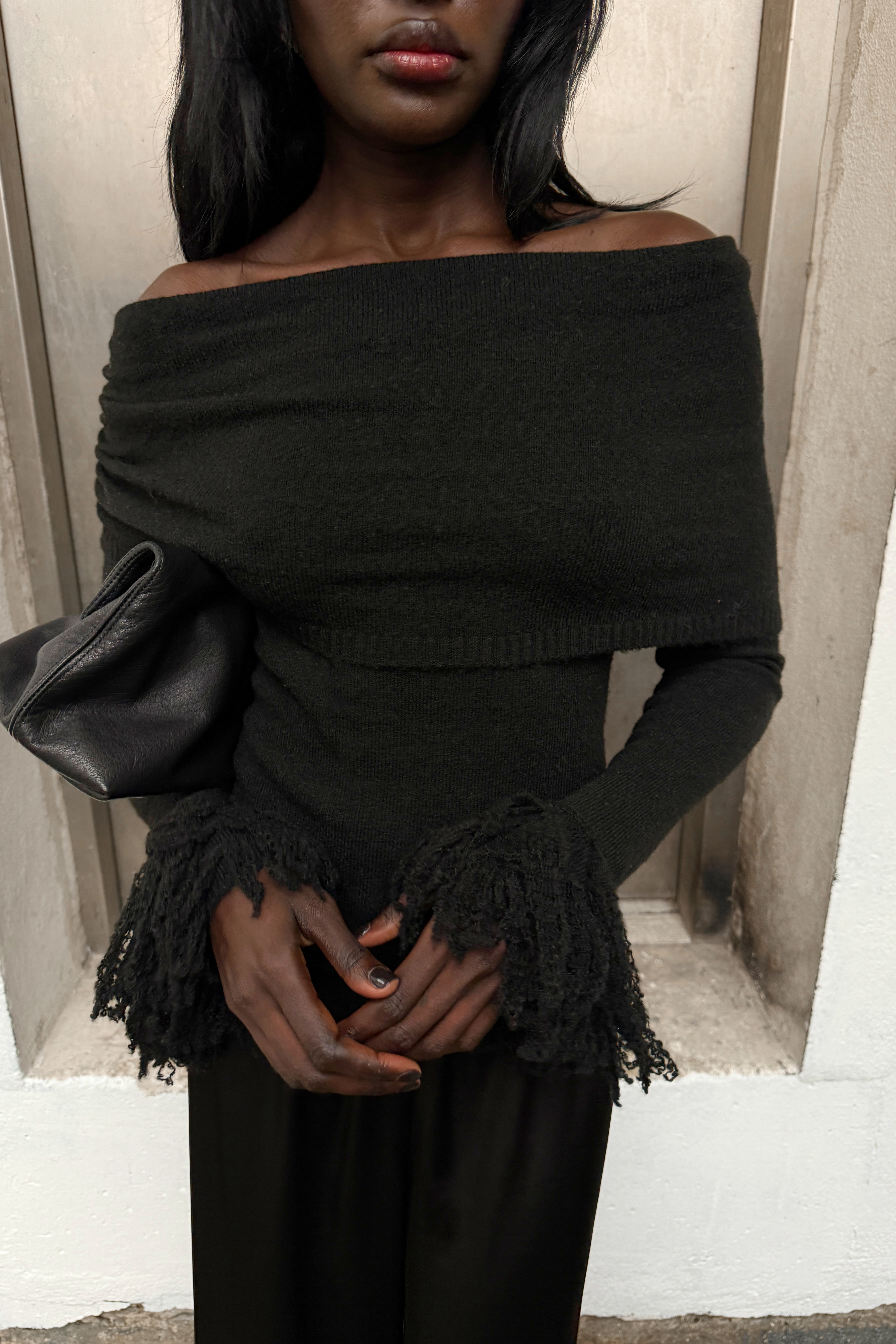 Knitted Off Shoulder Fringe Sweater Black | NA-KD