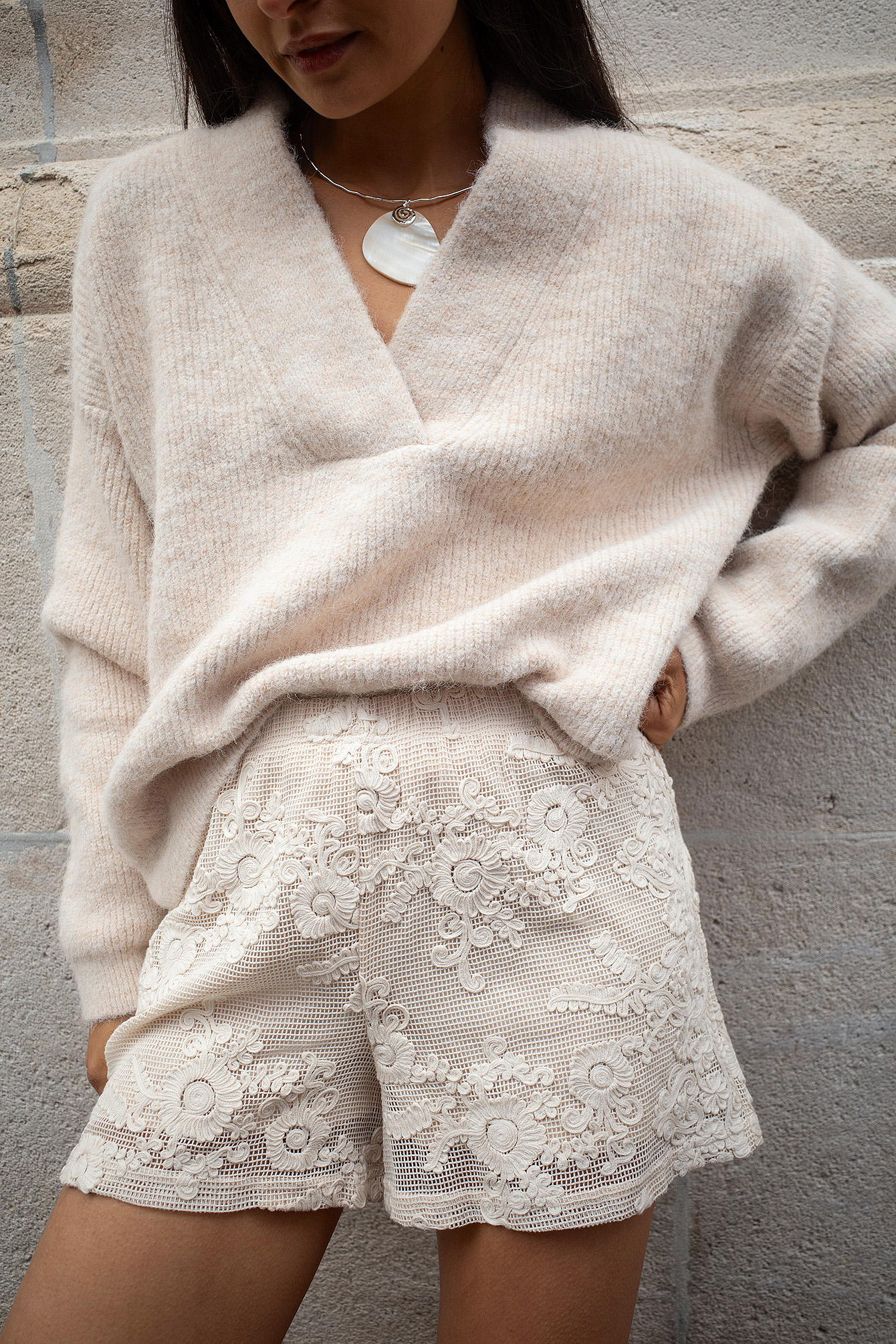 Knitted Oversized V-Neck Sweater Beige | NA-KD