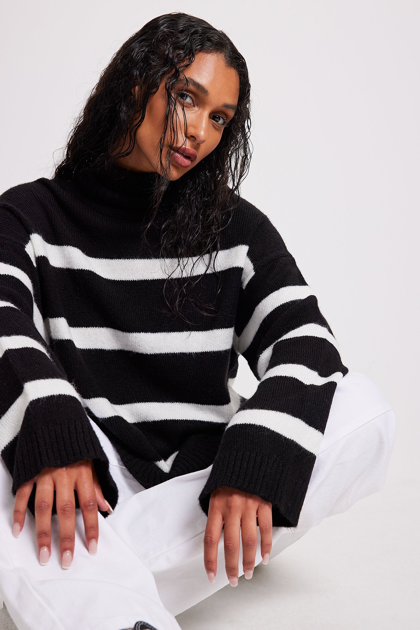 Black/White Stripe Gebreide gestreepte sweater met hoge halslijn