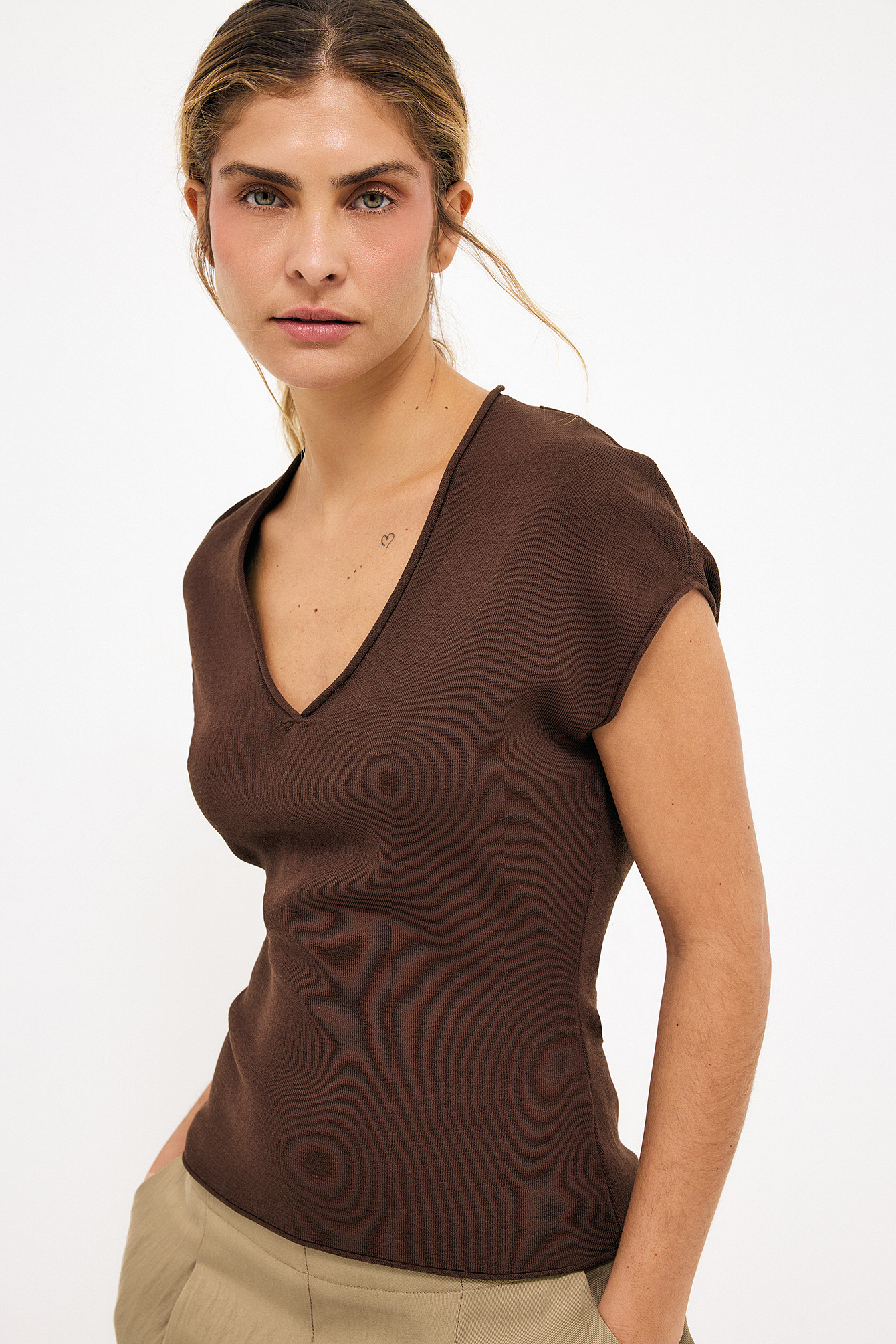 Gebreide top met V-hals en korte mouwen - Gebreide Tops - Bruin - XS - NA-KD / NAKD