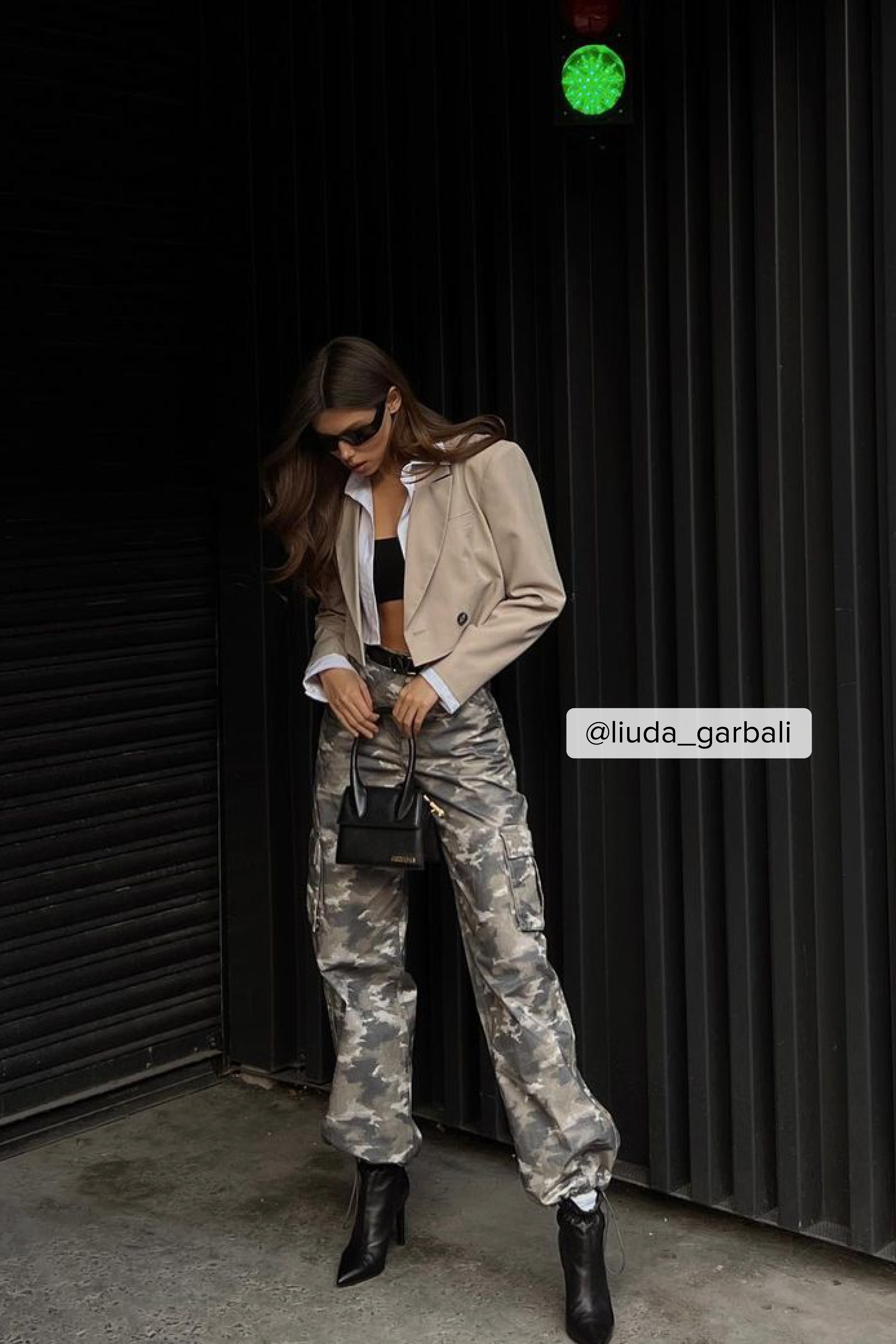 Damen Bekleidung Hosen und Chinos Cargohosen NA-KD Satin Trend Hose mit Bindung in der Taille in Grau 
