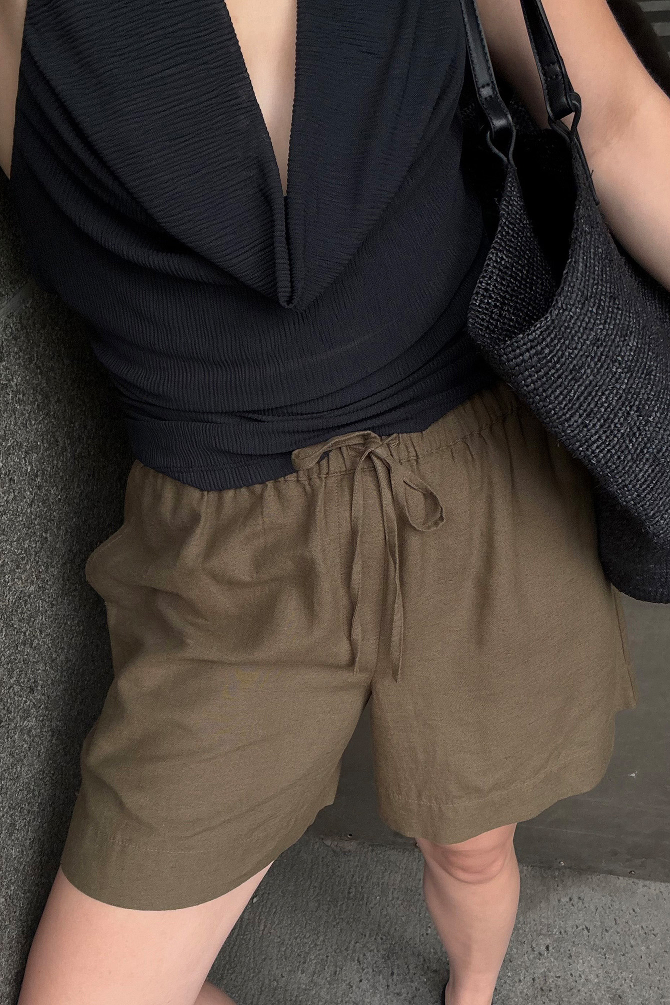 Langa shorts med mellanhog midja khaki green — shorts med fickor från NA-KD