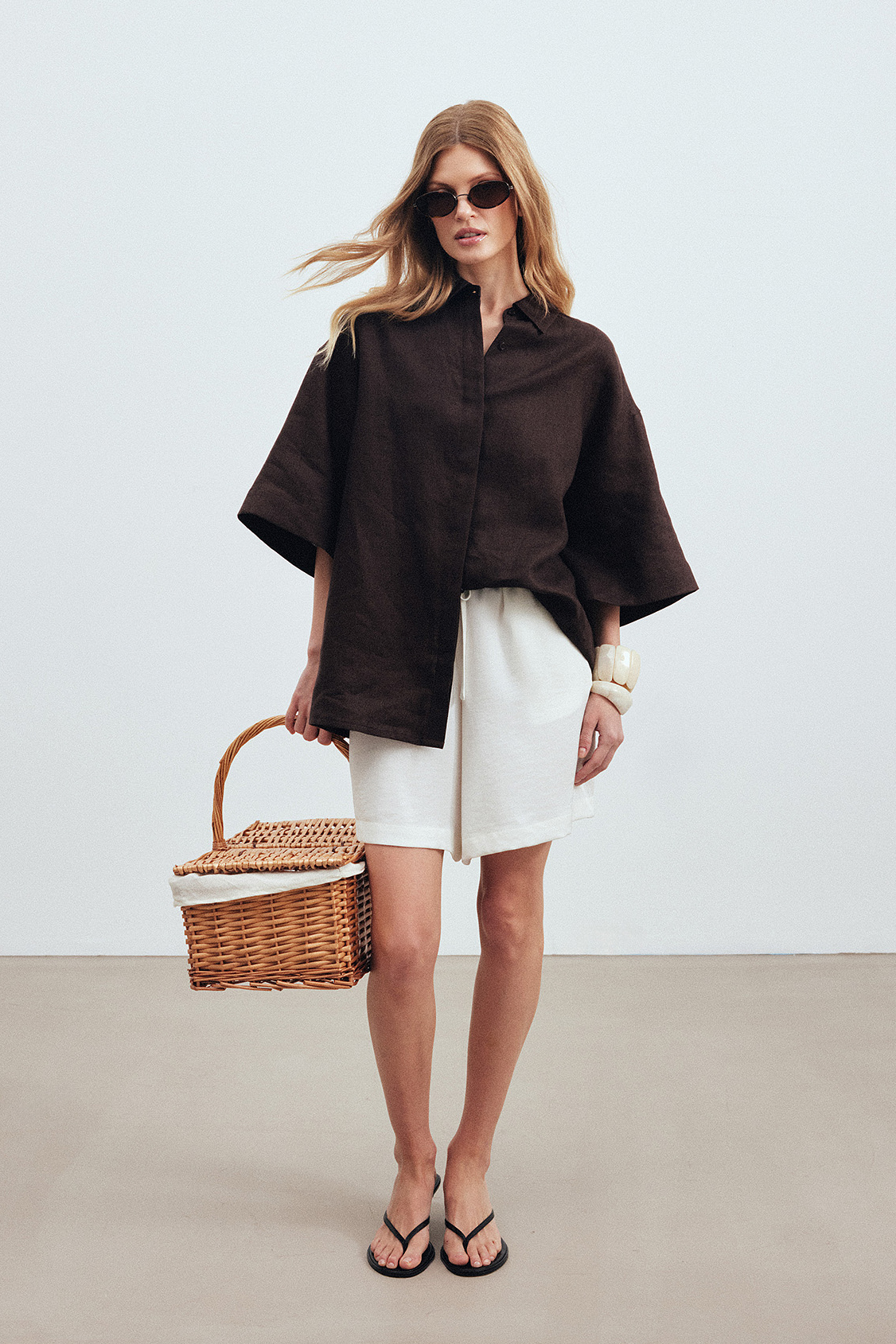 Long satin shorts cream — shorts med fickor från NA-KD