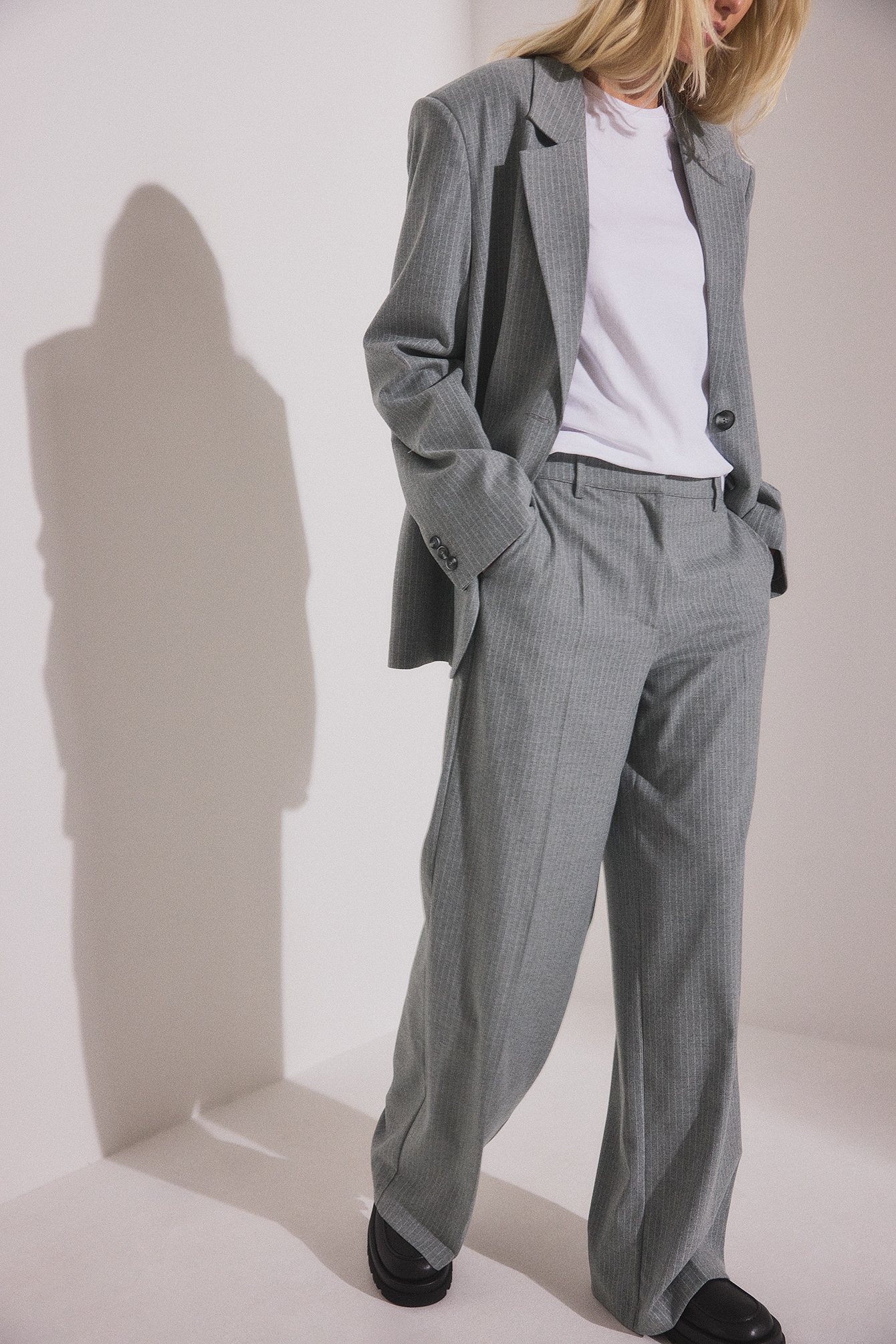 alessa winter x na-kd -  Anzughose mit lockerer Passform - Grey,Stripe