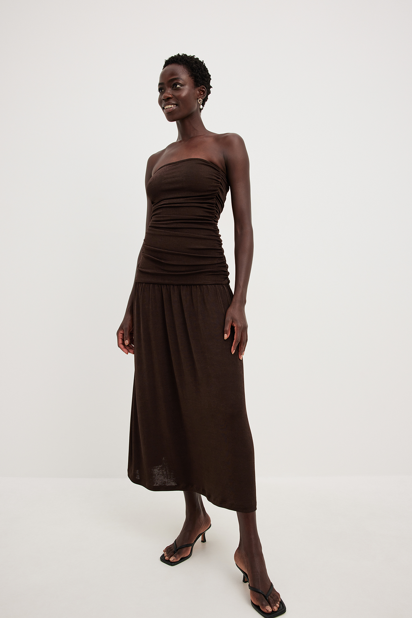 Inner Tube Robe Robe tube fluide à décolleté profond Marron | NA-KD