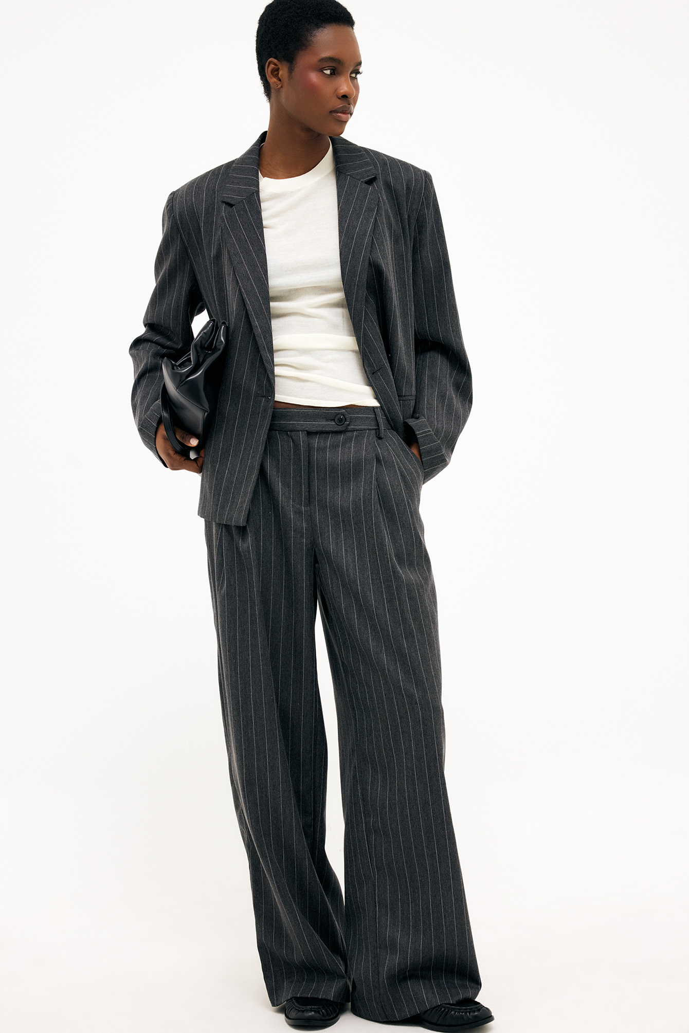 Low waist wide pinstripe pants grey melange — byxor med fickor från NA-KD