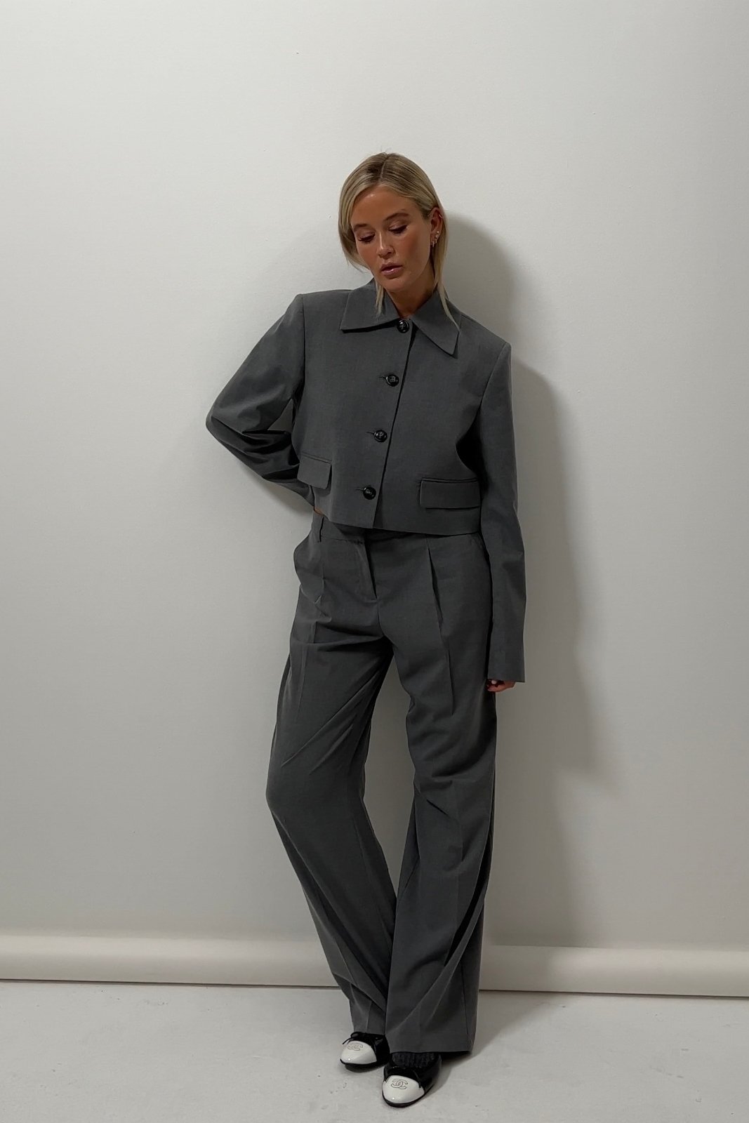 Damen Bekleidung Hosen und Chinos Hose mit gerader Passform NA-KD Synthetik Classic Recycelte plissierte gerade Anzughose in Schwarz 