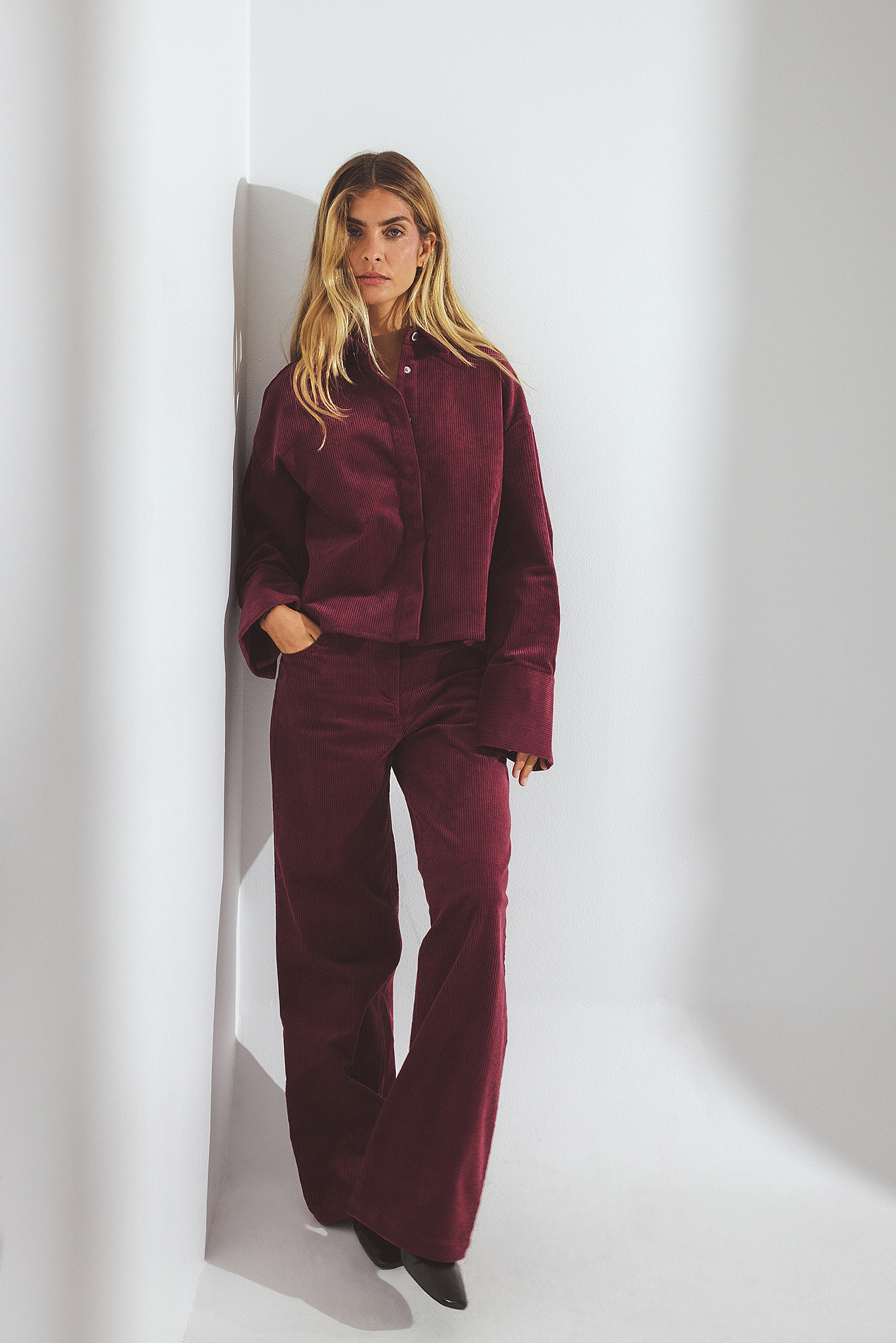 Shpresa x NA-KD Low Waist Wide Leg Corduroy Trousers - Wide Leg Pants - Burgundy - EU 44 - NA-KD / NAKD