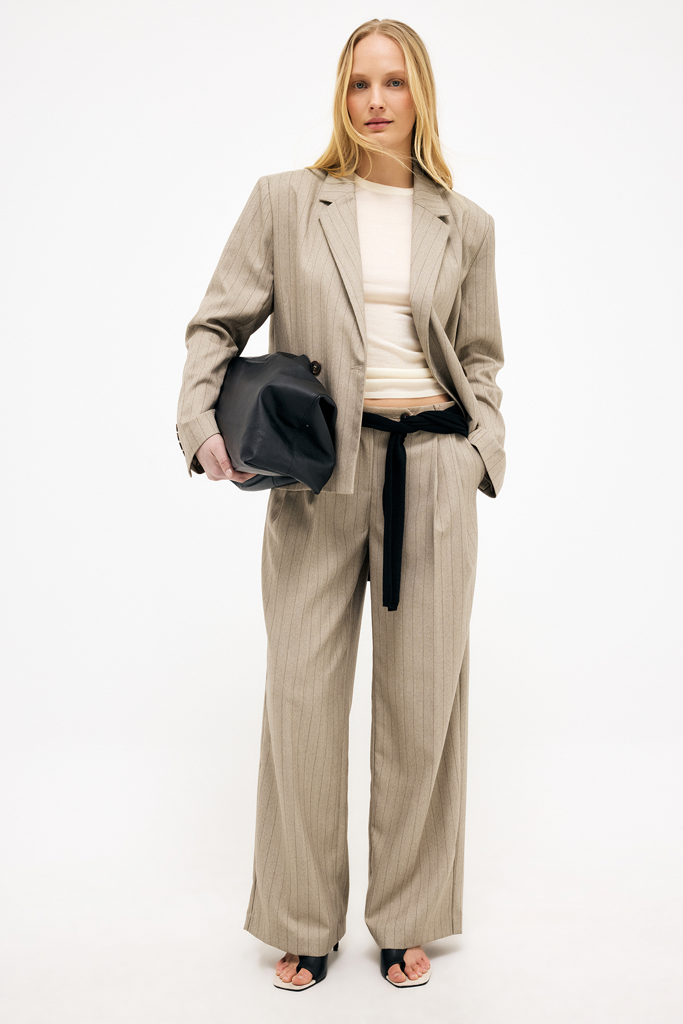 Low waist wide pinstripe pants beige melange — byxor med fickor från NA-KD