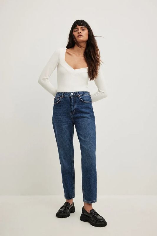 What Tops To Wear With Mom Jeans in 2023