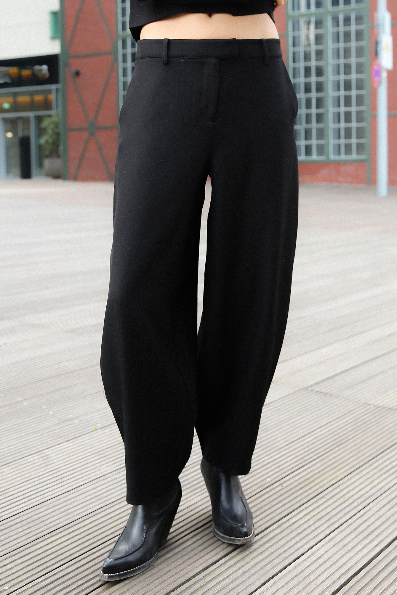 Mid waist barrel leg pants black — byxor med fickor från NA-KD